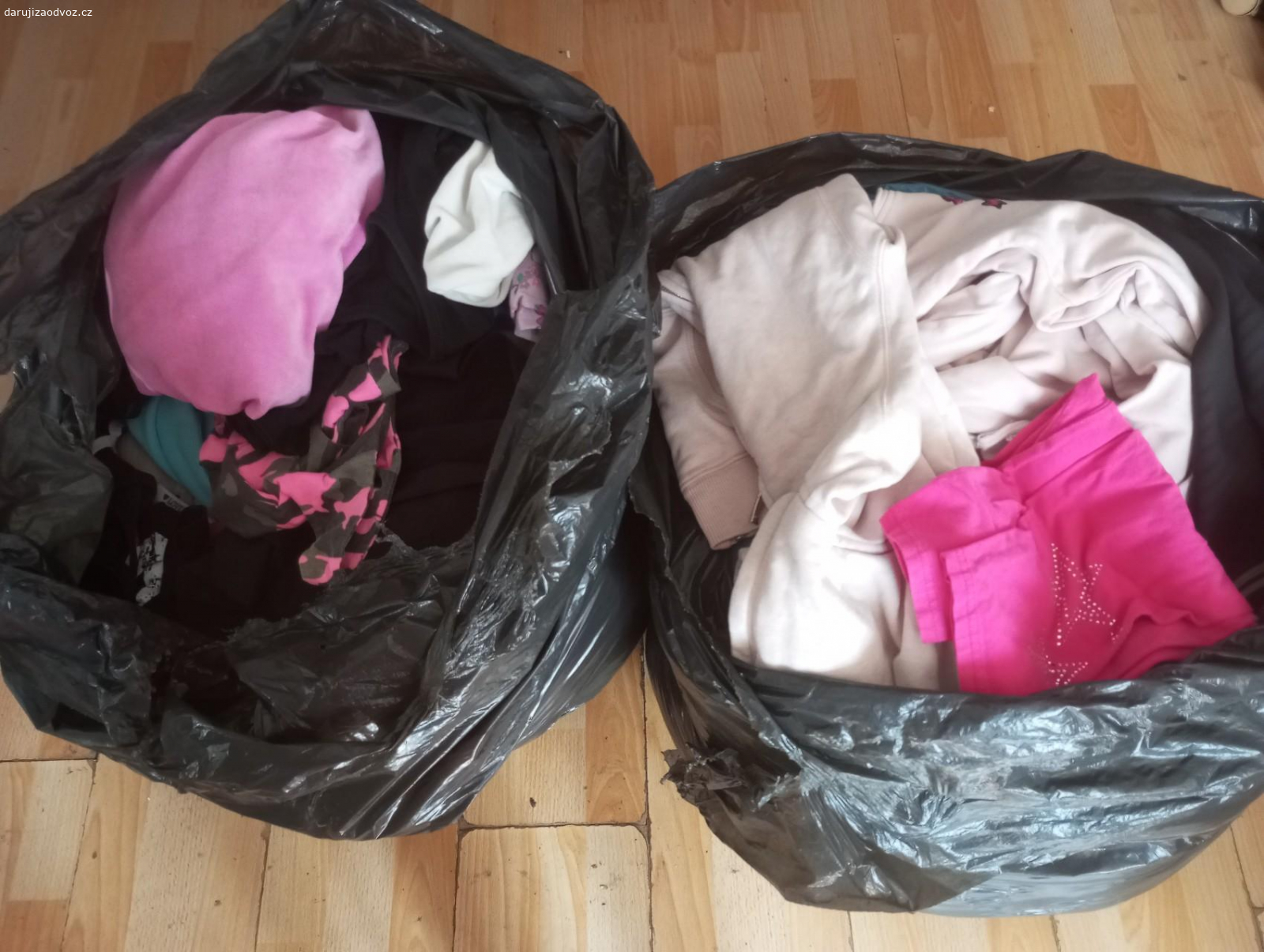 daruji dva pytle oblečení.. Za odvoz nabízím dva pytle oblečení. Něco málo pánské a dámské, většinou na menší slečnu ( třídila dcera 11 let).