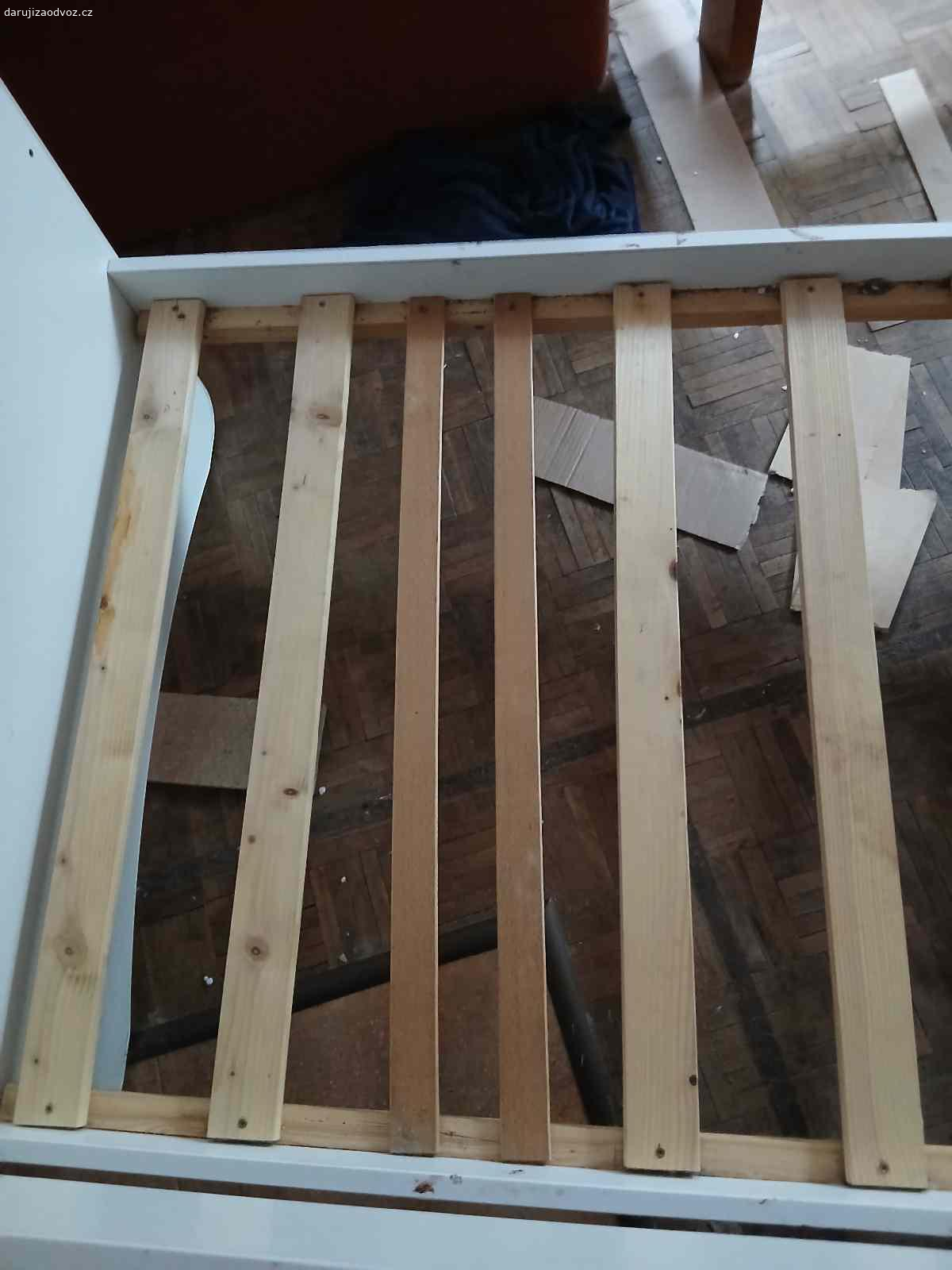 Daruji dvě dětské postele. Daruji dvě dětské postýlky. Daruji je včetně roštu bez matrací. Hnědá postel je ve velmi dobrém stavu (po jednom diteti).
Druhá postel - the cars je po 2 dětech, rost je opravovany (šikovný muz určitě rost opravi lépe než ja) a bočnice je bohužel již poskozena. Jinak je v dobrém stavu. Postýlka včetně šuplíku. Foto je bohužel z internetu, nestihla jsem ji vyfotit než ji manzel rozložil.  
Postýlky určitě ještě poslouží treba na chalupu.....
Specha