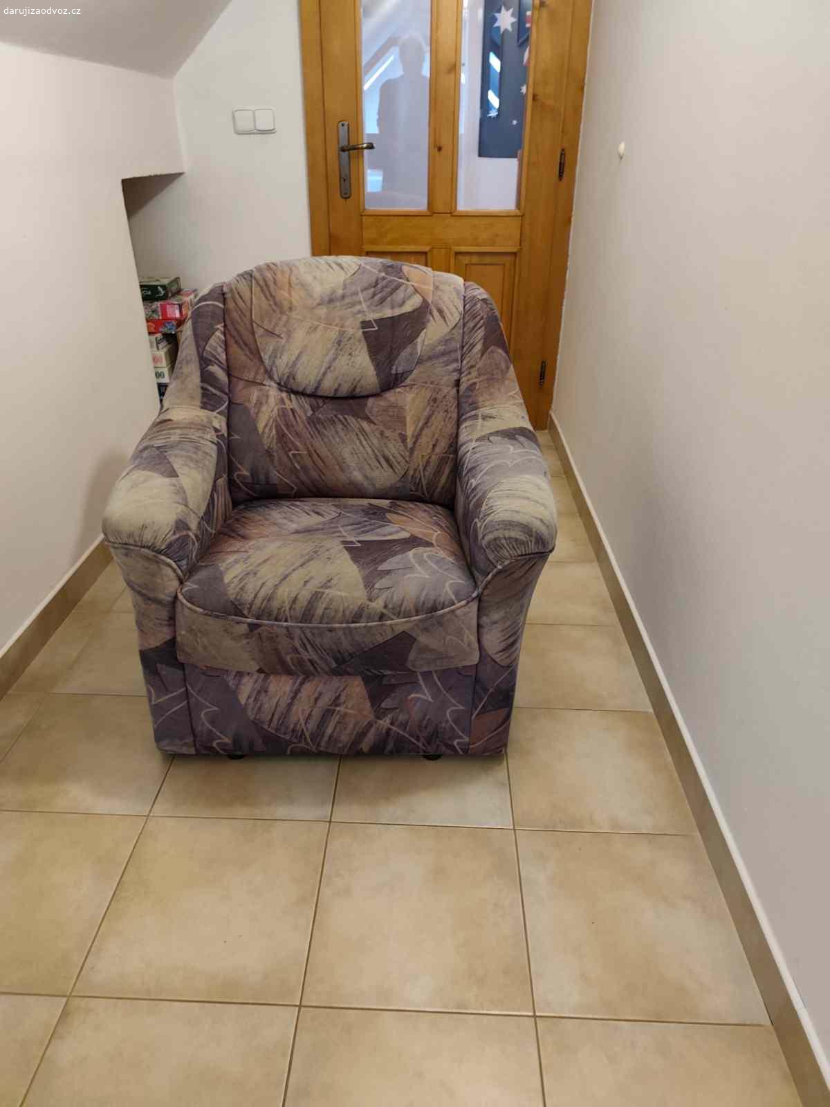 Daruji dvě křesla. Daruji za odvoz dvě starší nepoškozená křesla od sedací soupravy. Rozměr 85x85x85 cm.