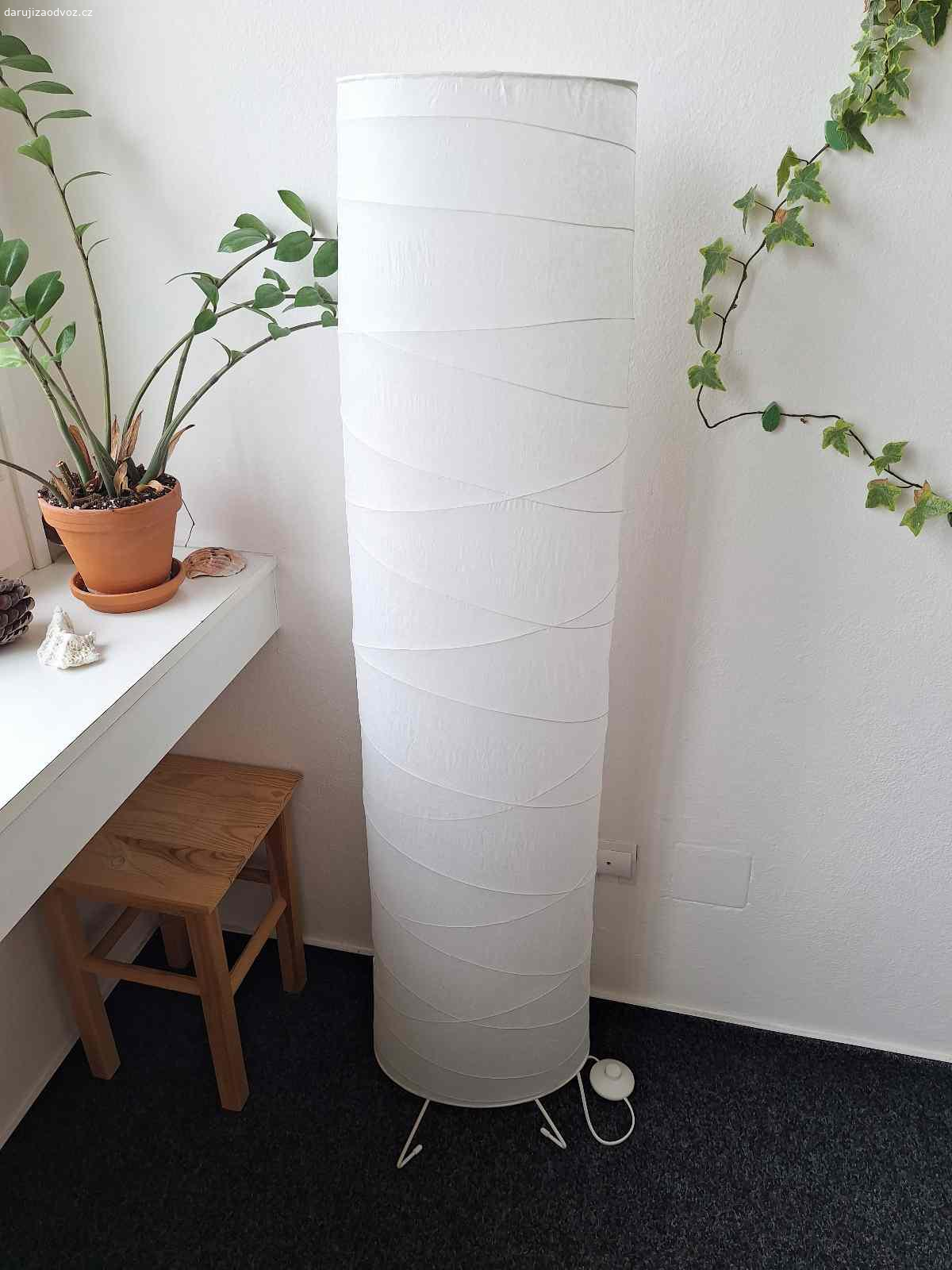 Daruji dvě lampy Ikea. Příjemné ambientní osvětlení, lampy už nejde vzhledem k používání skládat, je potřeba odvézt vcelku.