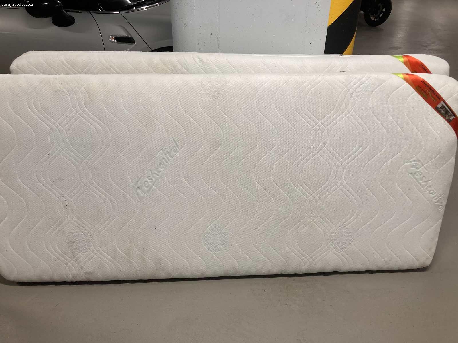 Daruji dvě matrace. Potah bude potřeba vyprat ale jinak jsou v pořádku a neproležené. 90x200.