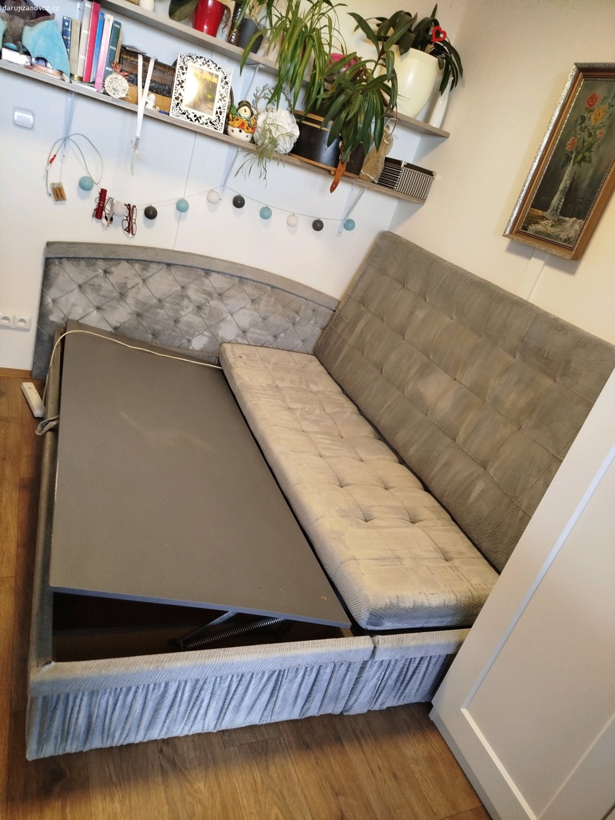Daruji  dvě postele s úložným prosto. Daruji dvě postele s úložným prostorem a čelem,matrace součástí. Barva stříbrnošedá,lze použít dohromady nebo samostatně,stav velmi dobrý, nekuřácká domácnost.Praha 10 Záběhlice.Vlastní odnos i odvoz