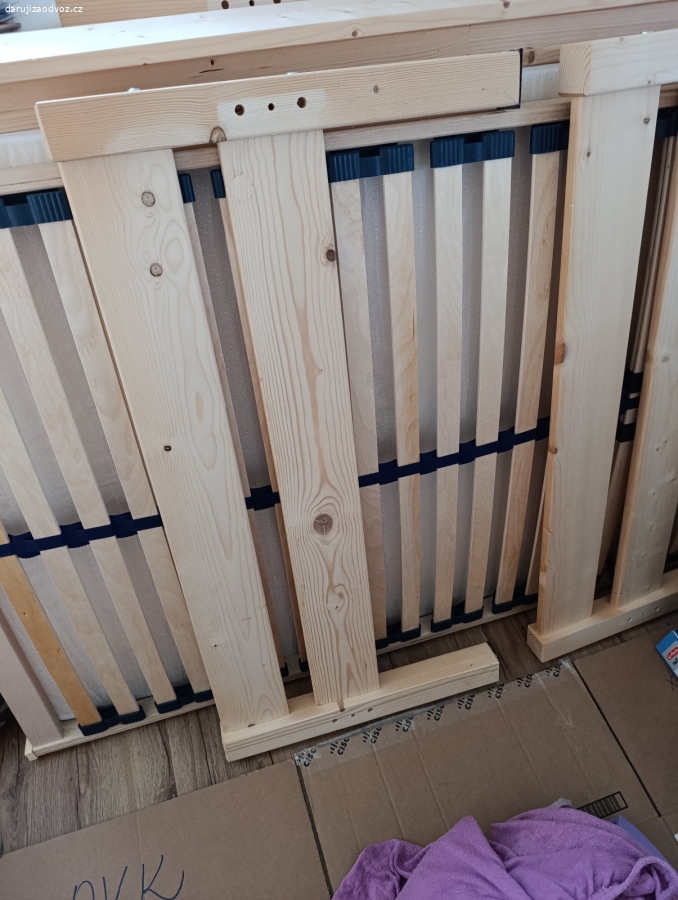 Daruji dvě postele ze smrkového dřeva