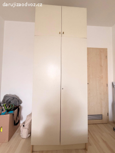 Daruji dvě šatní skříně a dvoulůžkovou postel.