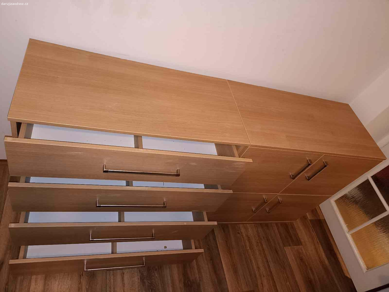 Daruji dve skrinky. REZERVACE do soboty. Daruji za odvoz dve komody z Ikey, kazka ma sirku 100, hloubku 50, vysku 100 cm. Zachovale, po druhem majiteli, leva nema zadni desku.