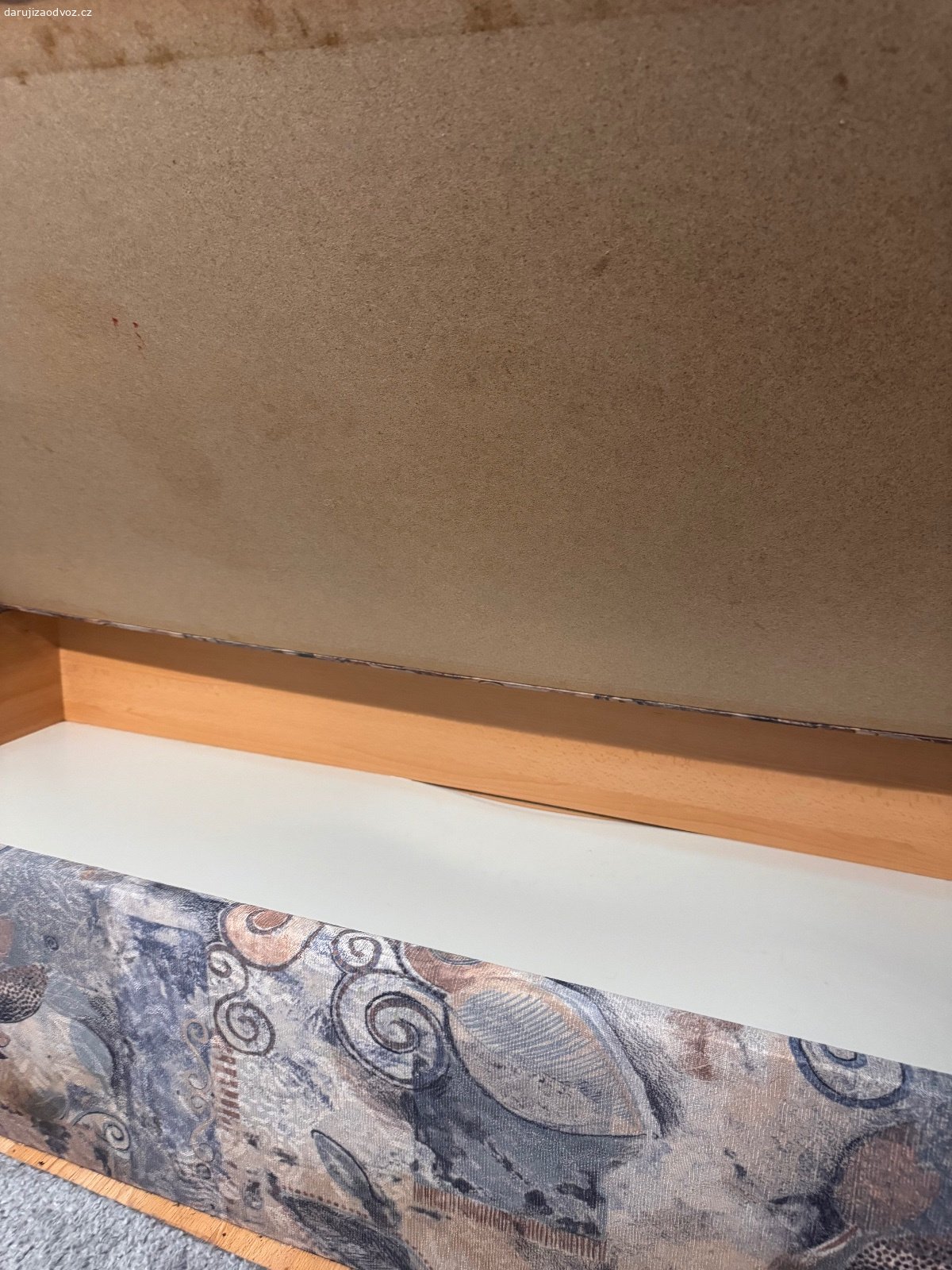 Daruji dvě válendy. Dobrý den, za odvoz daruji dvě válendy s úložným prostorem. Jediný nedostatek jsou trochu prohloubená dna viz foto. Nezkoušela jsem jestli jde srovnat. 
Velikost jedné je 90cm šířka a 200cm délka.