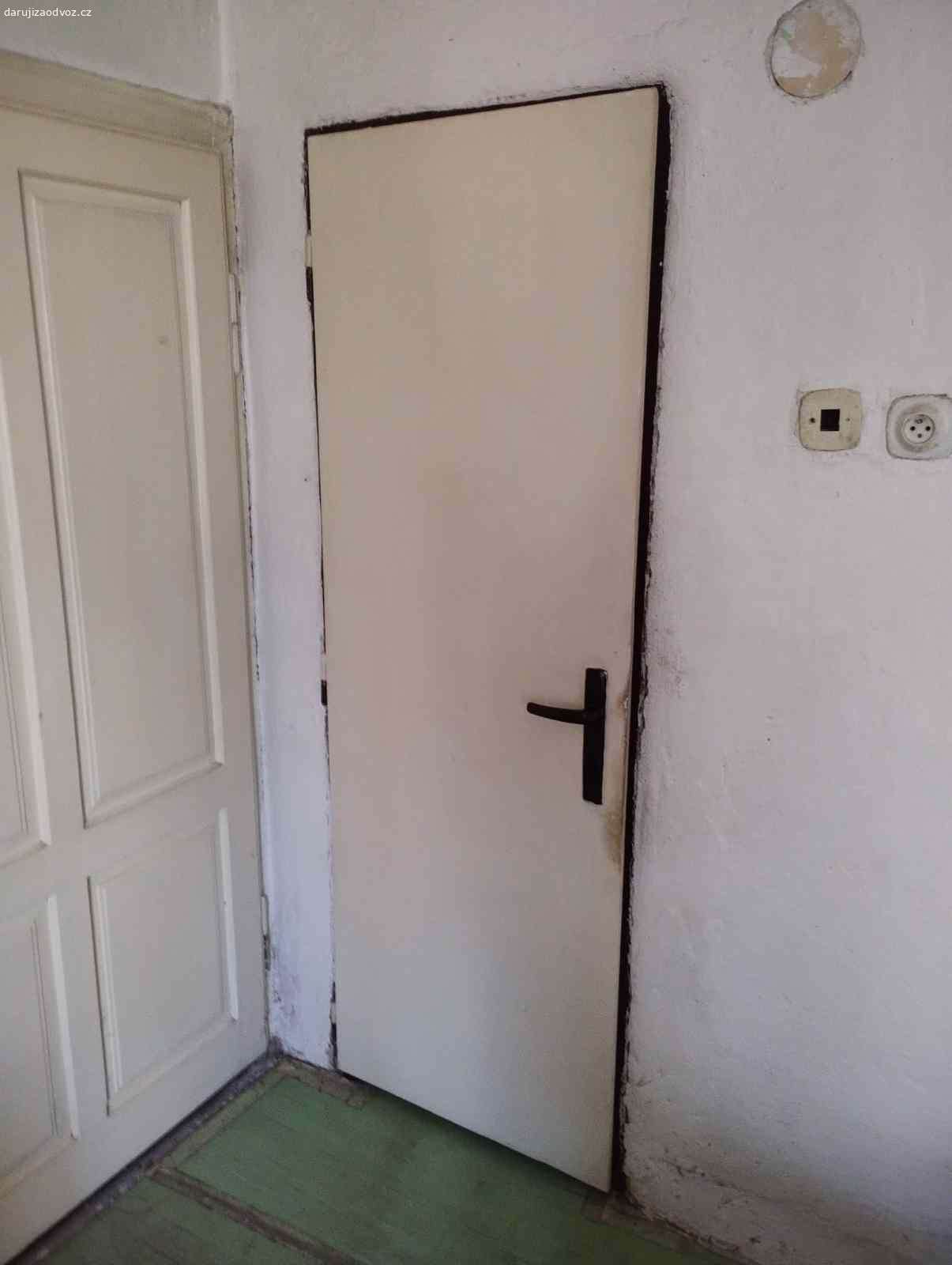 Daruji dveře. Daruji dveře a futra za odvoz. Sundání futer a dveří vlastními silami.
