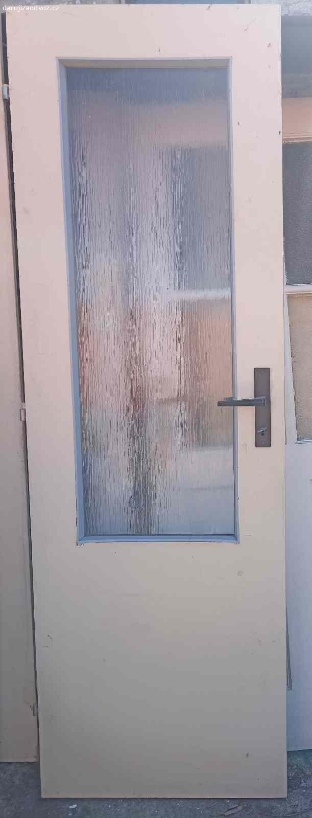 Daruji dveře. Daruji za odnos a odvoz následující staré dveře:

1. Pravé 200x85, častečně prosklené 
2. Levé 197x65, plné
3. Pravé 198x85, částečně prosklené
4. Levé 198x65, částečně prosklené
5. Dřevěné levé asi 190x84, částečně prosklené, včetně pantů
6. Dřevěné levé 190x74, částečně sklo, včetně pantů