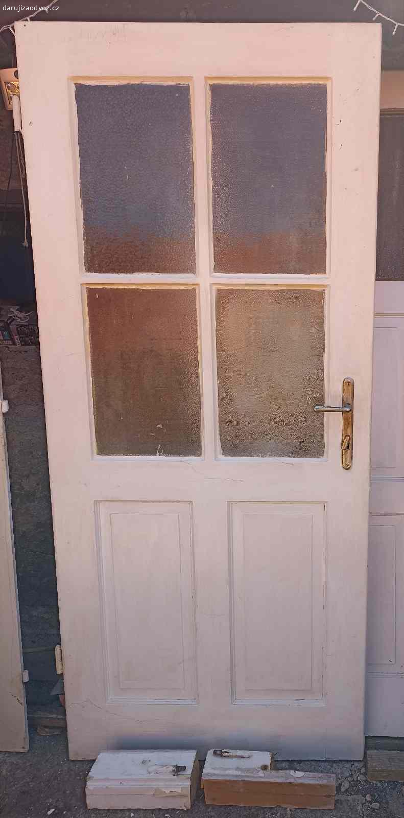 Daruji dveře. Daruji za odnos a odvoz následující staré dveře:

1. Pravé 200x85, častečně prosklené 
2. Levé 197x65, plné
3. Pravé 198x85, částečně prosklené
4. Levé 198x65, částečně prosklené
5. Dřevěné levé asi 190x84, částečně prosklené, včetně pantů
6. Dřevěné levé 190x74, částečně sklo, včetně pantů