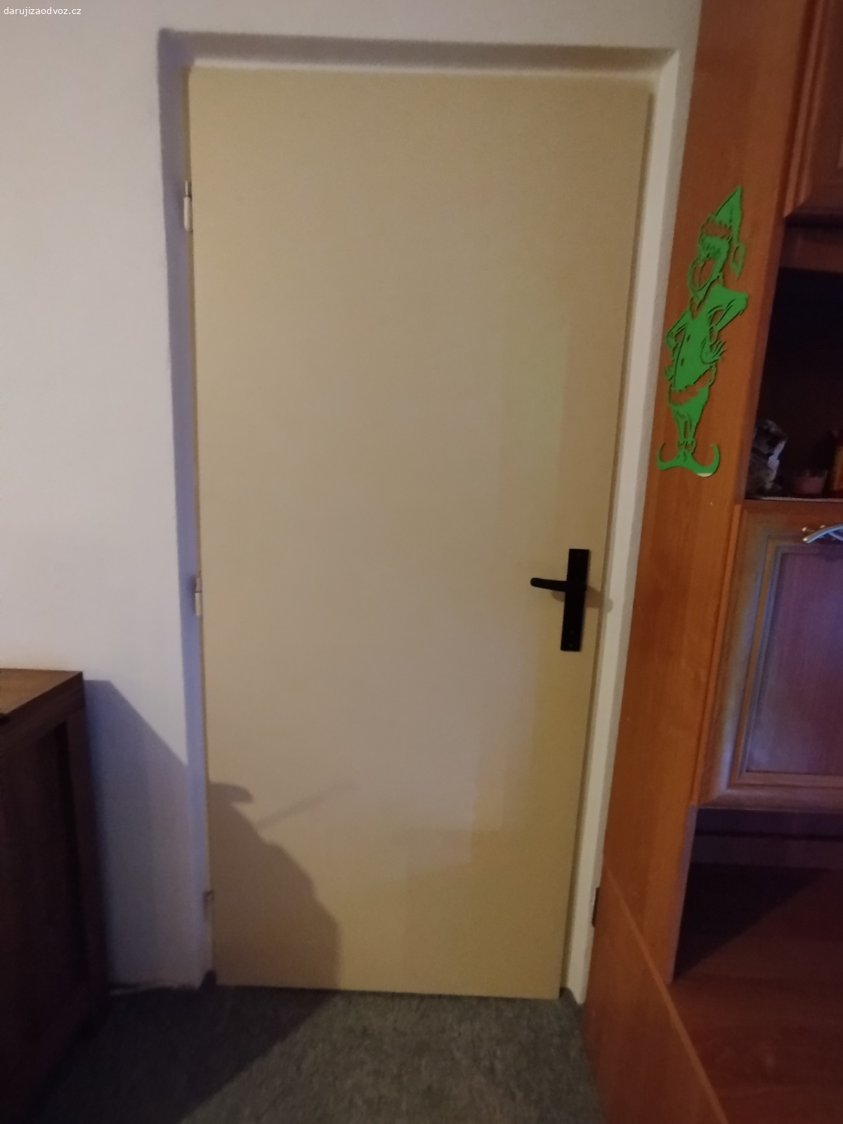 Daruji dvoje staré dveře 80L. Jedny jsou plné, druhé prosklené přes sklo nalepená fólie oboje jsou levé 80cm.