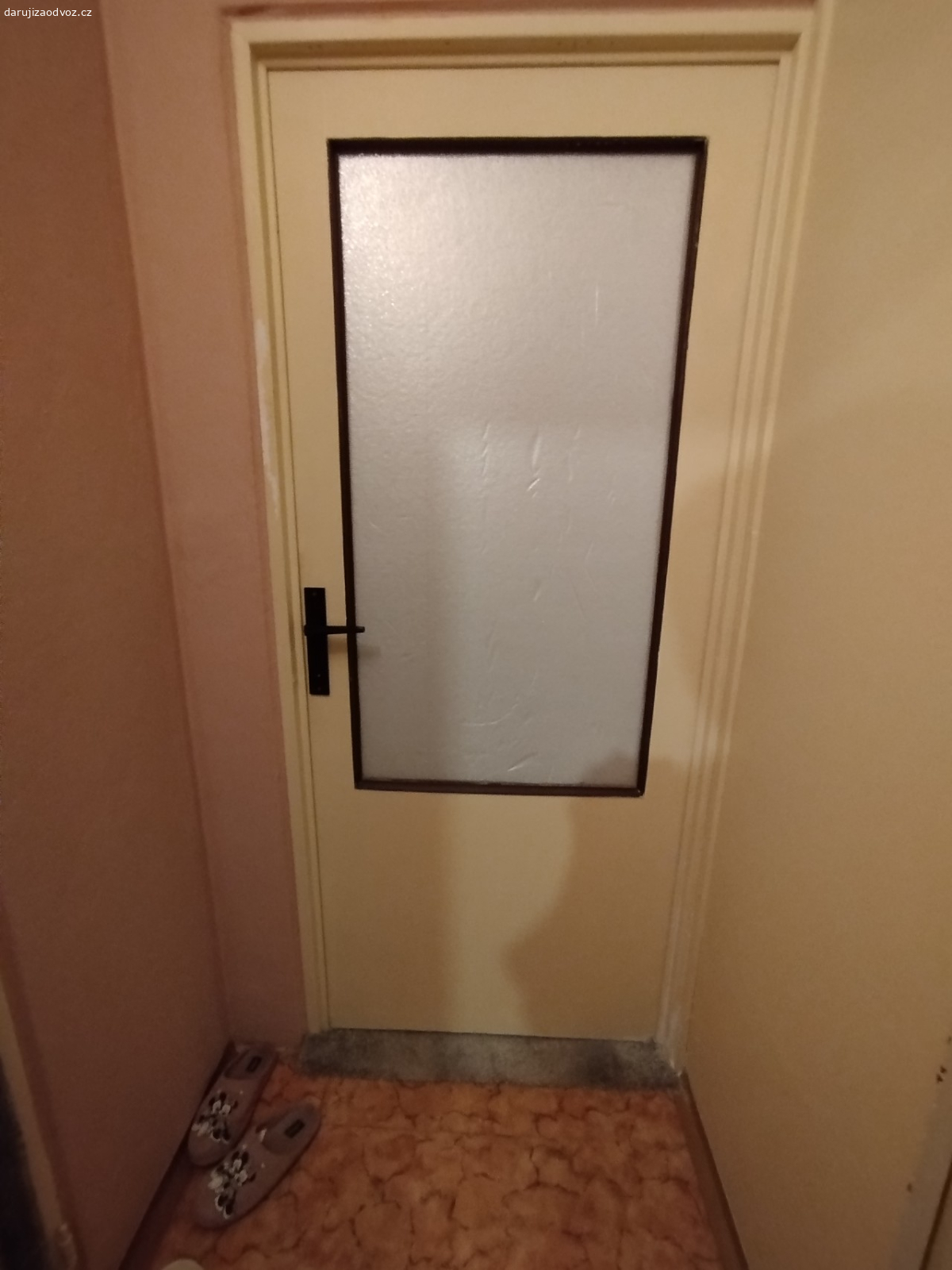 Daruji dvoje staré dveře 80L. Jedny jsou plné, druhé prosklené přes sklo nalepená fólie oboje jsou levé 80cm.