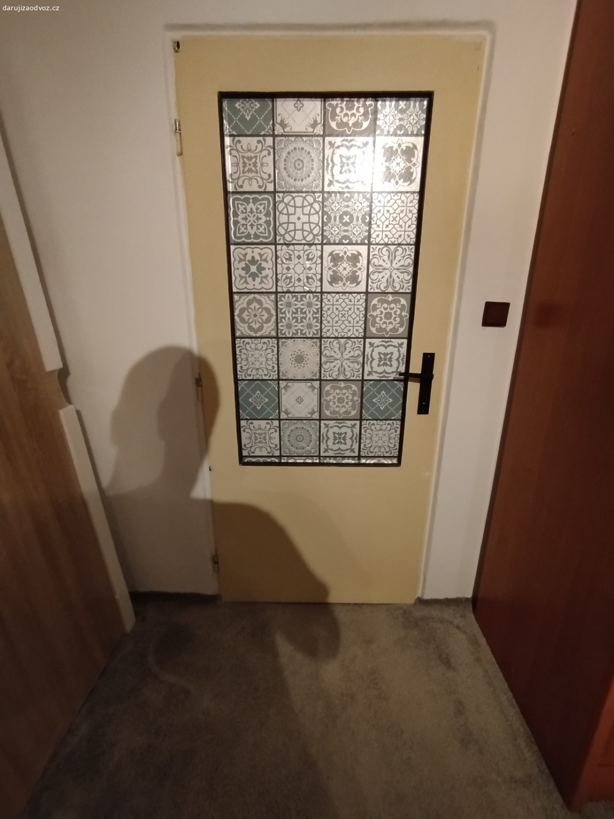 Daruji dvoje staré dveře 80L. Jedny jsou plné, druhé prosklené přes sklo nalepená fólie oboje jsou levé 80cm.