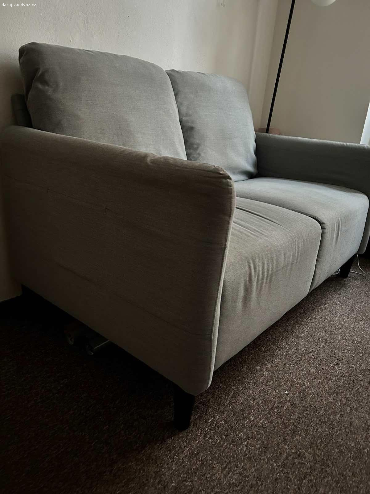 Daruji dvoumístný gauč Ikea. Používaný dva roky, trochu špinavý vzhledem ke světlé barvě.
