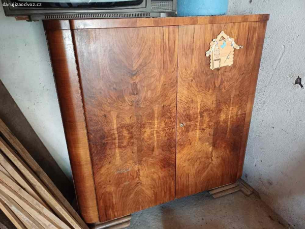 Daruji dýhovanou skříň