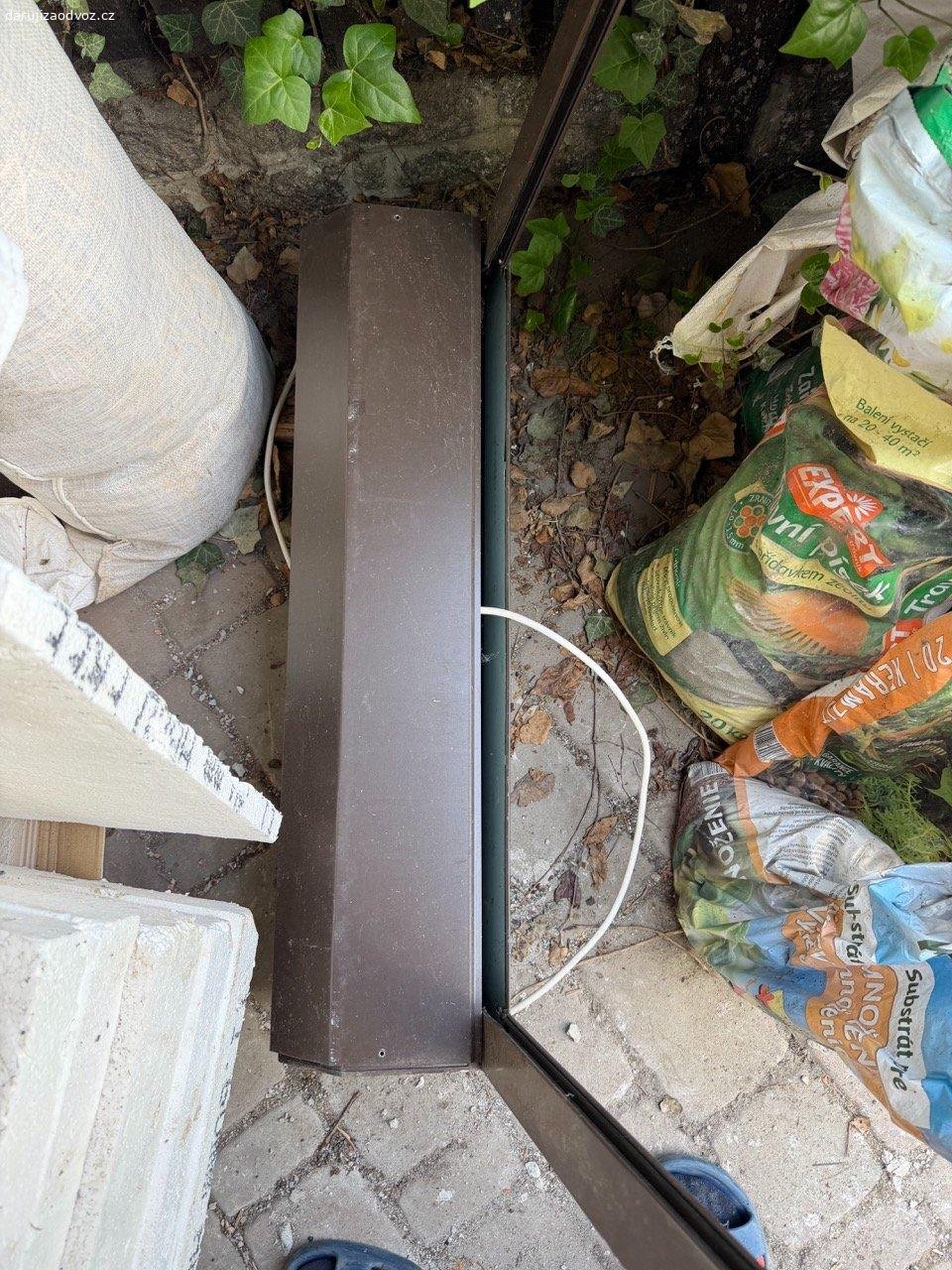 Daruji elektrickou kovovou venkovní roletu. Roleta bez problémů fungovala do listopadu, kdy jsme ji demontovali. Předpokládám, že funguje stále. 

Viz fotky. Vnitřní výška 191, výška kastlíku s roletou 21. Venkovní šířka 85.5, čistá vnitřní šířka 75.5.