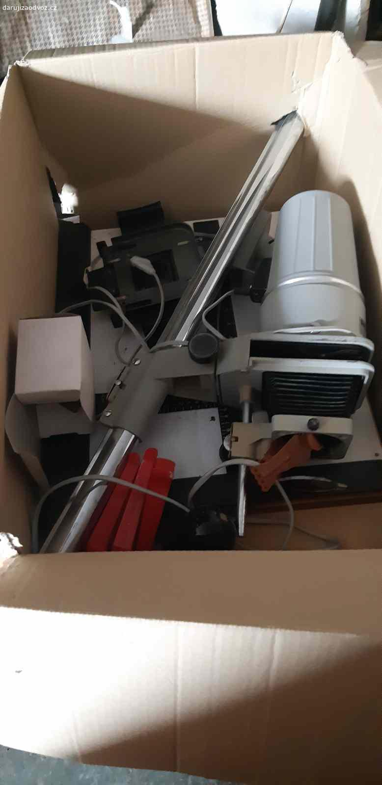 Darují fotografický zvětšování pristroj. Funkcni