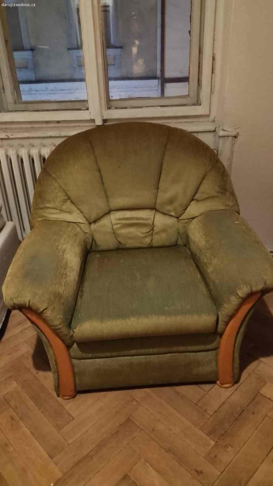 Daruji gauč a dvě křesla. Daruji za odvoz zelený rozkládací gauč a dvě křesla, zánovní ale funkční