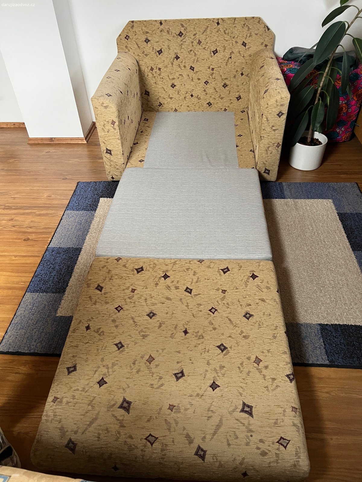 Daruji gauč a křeslo. Z nekuřácké domácnosti bez zvířat. Funkčně zcela v pořádku. 
Gauč:
šířka 200 cm, hloubka 95 cm
hloubka sedací plochy s polštáři cca 60 cm (bez polštáře 80 cm)
výška sedací plochy 41 cm
hloubka v rozloženém stavu 160 cm

Křeslo:
šířka křesla 103 cm
hloubka křesla 80 cm
hloubka sedací části s polštářem 50 cm
šíře rozloženého lůžka 78 cm
délka rozloženého lůžka 233 cm