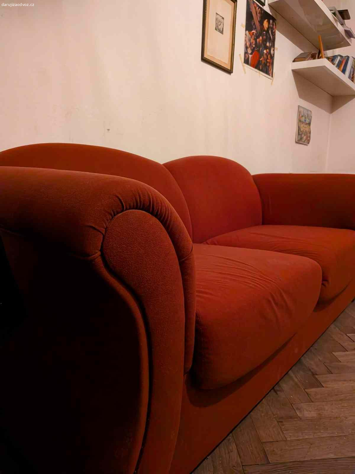 Daruji gauč za odvoz (Holešovice), spěchá. Nerozkládací, ošuntělý, červený gauč, spíše pro nenáročné