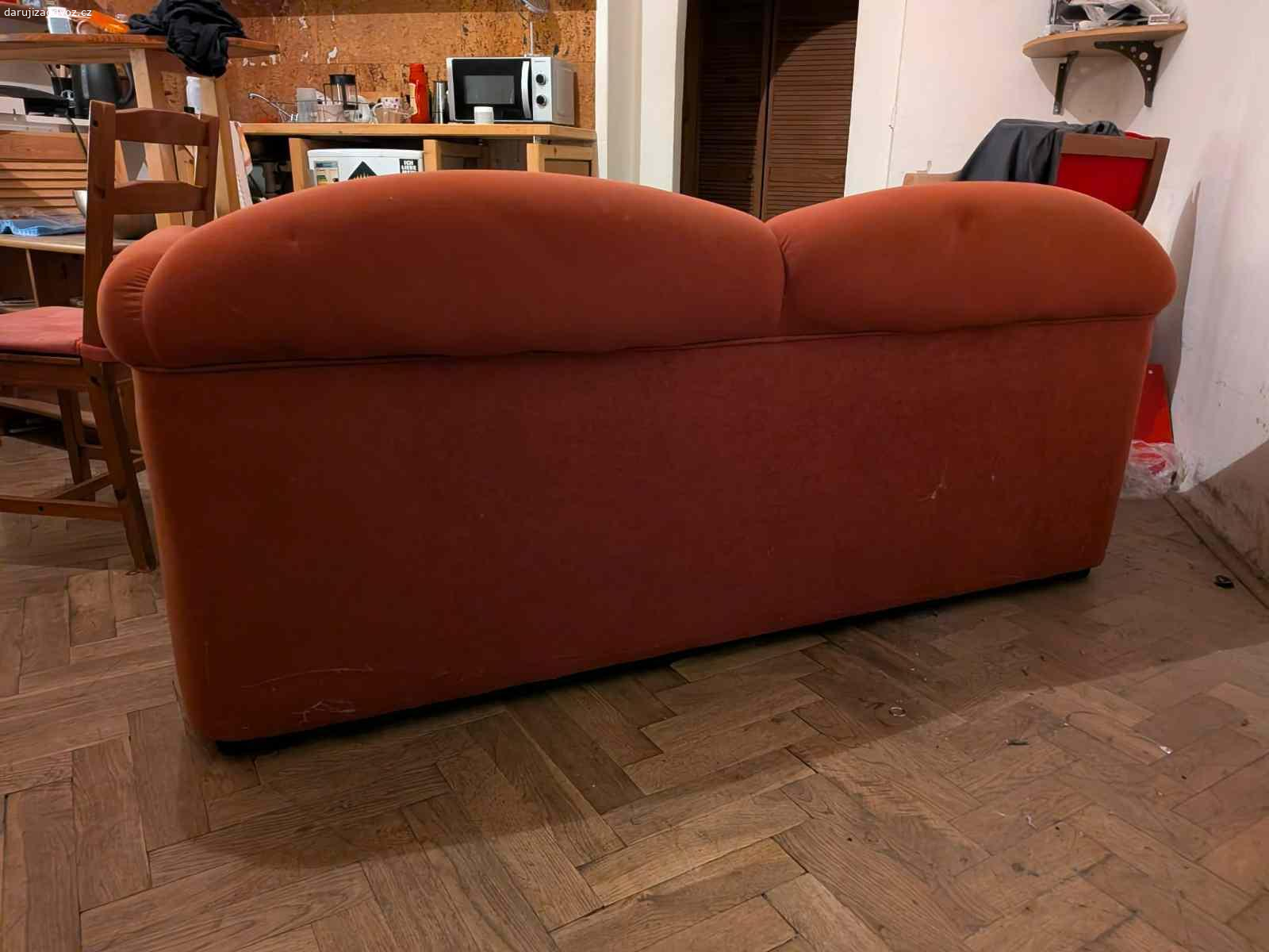 Daruji gauč za odvoz (Holešovice), spěchá. Nerozkládací, ošuntělý, červený gauč, spíše pro nenáročné
