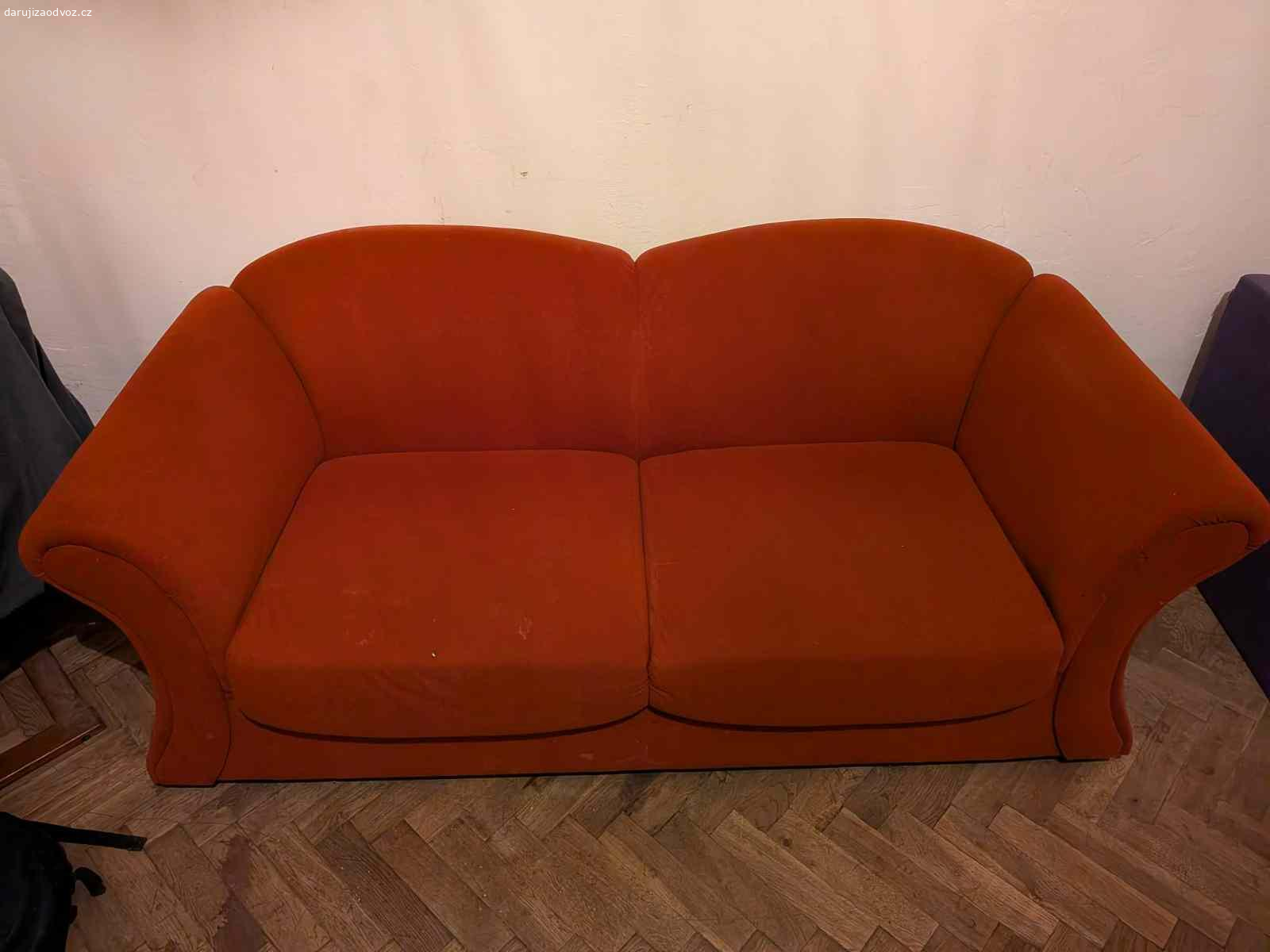 Daruji gauč za odvoz (Holešovice), spěchá. Nerozkládací, ošuntělý, červený gauč, spíše pro nenáročné