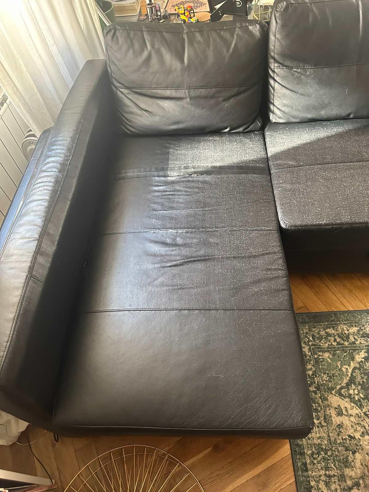 Daruji Gauč za odvoz. Darujeme za odvoz gauč, stav a rozměry viz foto níže.