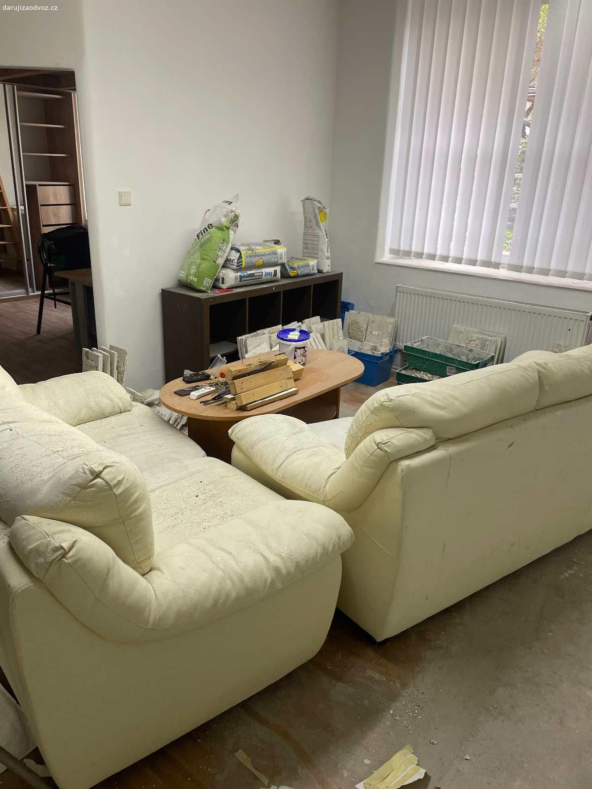 Daruji gauč. Daruji nabytek z bytu. Starou bílou sedací soupravu, kancelářský stůl, 4x dveře, kuchyňskou linku se skříňkami a dřezem (SPOTŘEBICĚ NEJSOU SOUČÁST - ty lze koupit), vyjížděcí skříňky z koupelny, stůl, poličky a skříňku v předsíni. 

Nutné vynést bez výtahu ze sníženého přízemí, tj. jedny schody. Ideálně vše naráz.