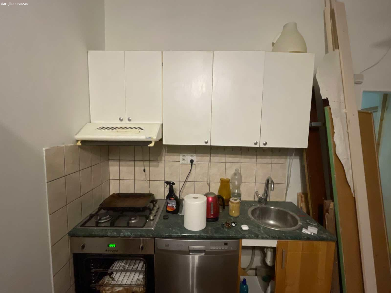 Daruji gauč. Daruji nabytek z bytu. Starou bílou sedací soupravu, kancelářský stůl, 4x dveře, kuchyňskou linku se skříňkami a dřezem (SPOTŘEBICĚ NEJSOU SOUČÁST - ty lze koupit), vyjížděcí skříňky z koupelny, stůl, poličky a skříňku v předsíni. 

Nutné vynést bez výtahu ze sníženého přízemí, tj. jedny schody. Ideálně vše naráz.