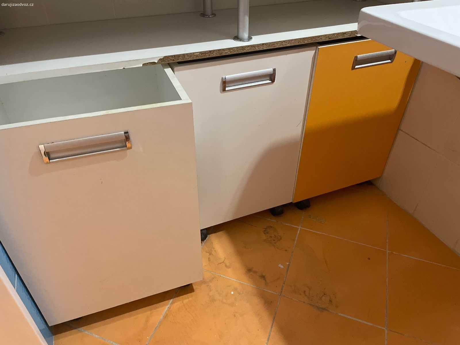 Daruji gauč. Daruji nabytek z bytu. Starou bílou sedací soupravu, kancelářský stůl, 4x dveře, kuchyňskou linku se skříňkami a dřezem (SPOTŘEBICĚ NEJSOU SOUČÁST - ty lze koupit), vyjížděcí skříňky z koupelny, stůl, poličky a skříňku v předsíni. 

Nutné vynést bez výtahu ze sníženého přízemí, tj. jedny schody. Ideálně vše naráz.