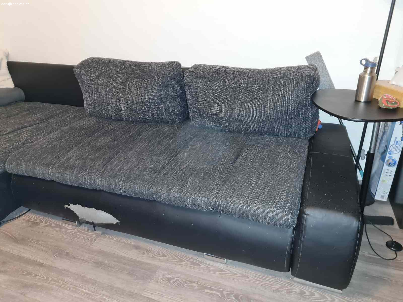 Daruji gauč. Daruji levý, rohový, poměrně velký gauč, opotřebovaný používáním. Koženka na polstru u nohou a levé opěrky jsou oloupané. Nic dramatického, poslouží tak jak má.