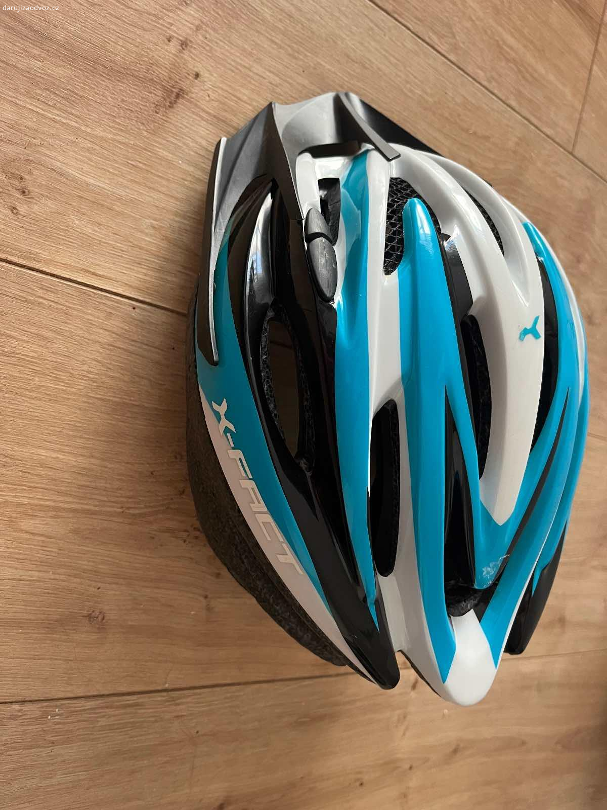 Daruji helmu na kolo. Daruji helmu na kolo. 

Velikost M / 52-57 cm, váha 210 g

Pouze osobní předání - Jesenice u Prahy nebo Praha 4 Brumlovka.