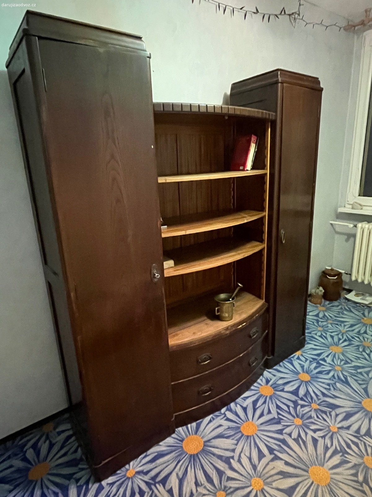 Daruji hezkou retro skříň. Klasická poctivá skříň :) Velmi zachovalá, vše funguje jak má. Bohužel ji musíme dát pryč (nejradši do dobrých rukou) z důvodu stěhování. Šířka polic na stranách 38 cm, uprostřed 90 cm. Výšku polic lze jednoduše bez montování nastavit, viz foto. Výška skříně 187, šířka 168, hloubka 38-45. Vyzvednutí u metra Opatov. Nedá se rozložit.