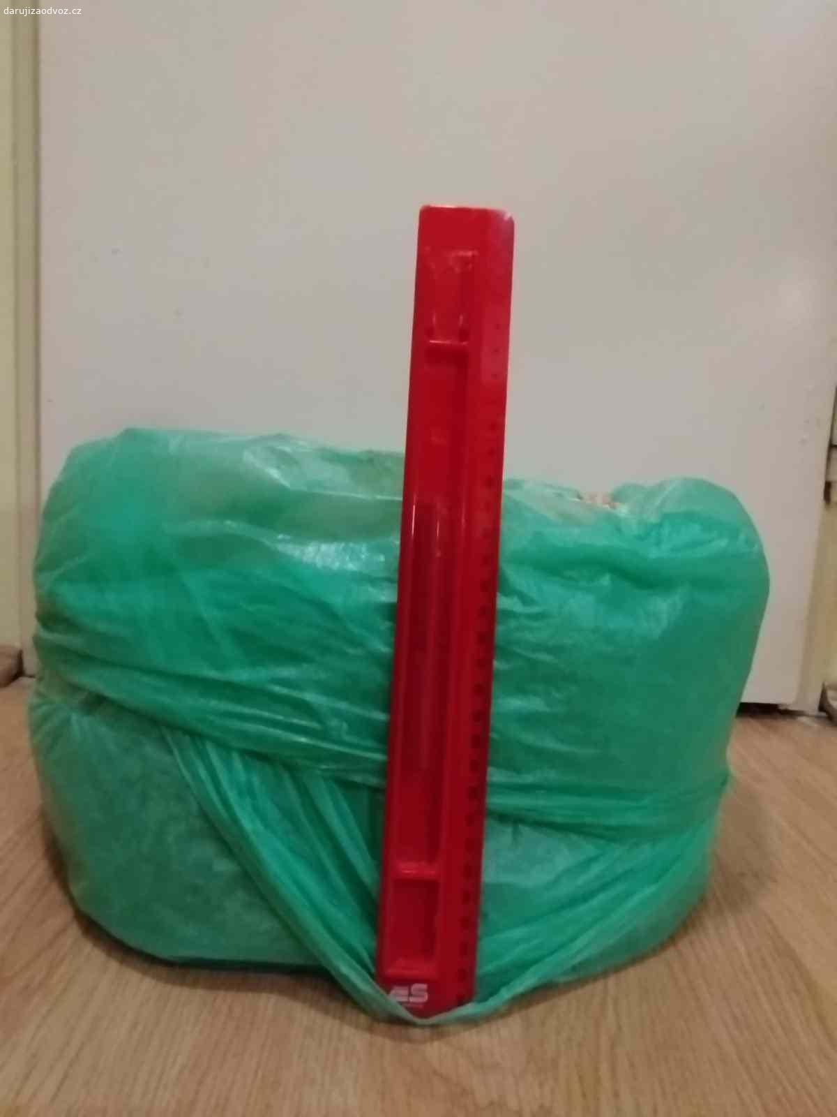 Daruji hobliny, granule pro králíka. asi 5 pytlů čistých hobin od truhláře, vhodné jako podestýlka pro hlodavce a králíkovce.
Dále zbytek granulí pro králíka cca 0,77kg Brit Rabbit adult (exp 10.2026)