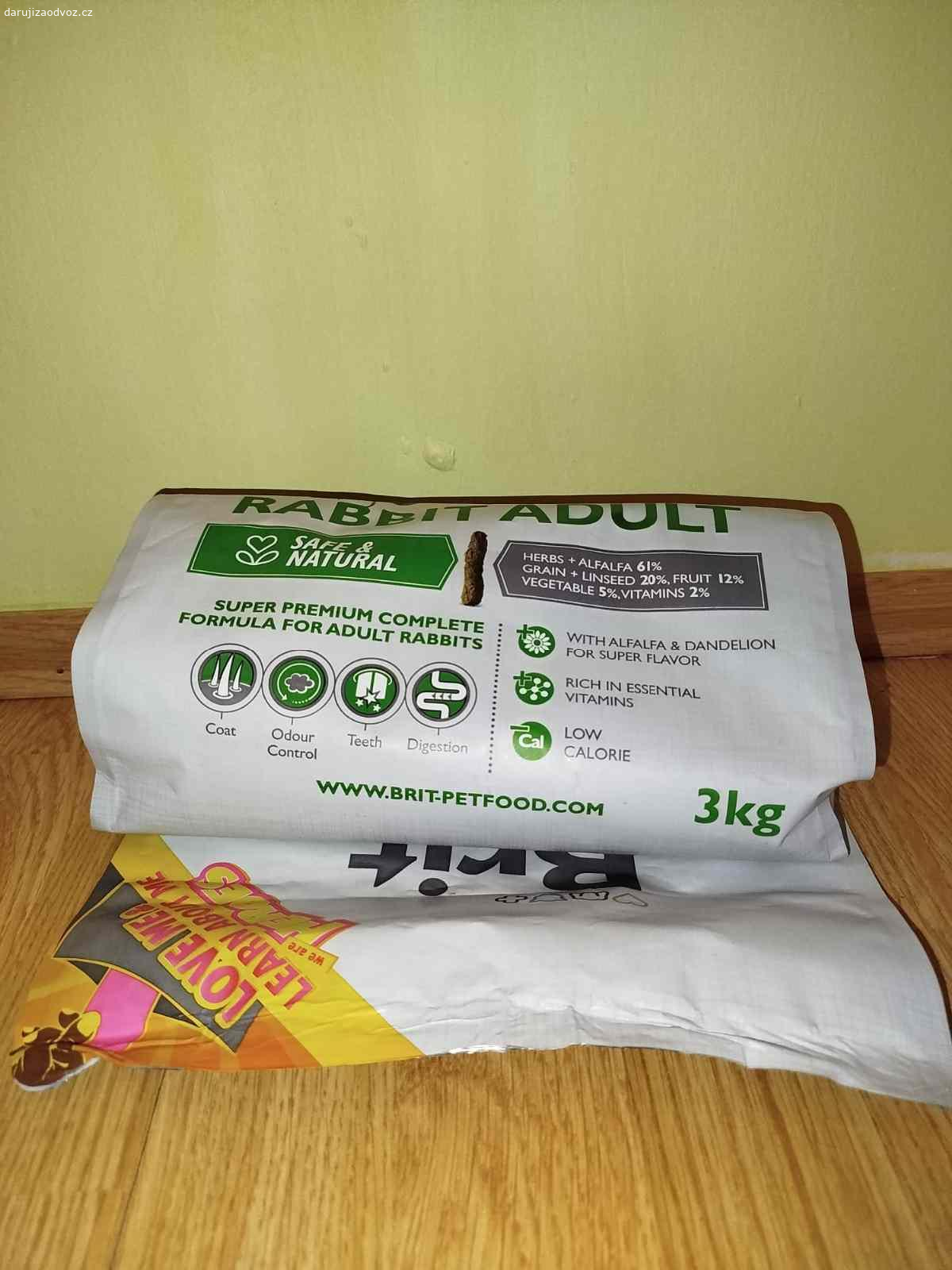 Daruji hobliny, granule pro králíka. asi 5 pytlů čistých hobin od truhláře, vhodné jako podestýlka pro hlodavce a králíkovce.
Dále zbytek granulí pro králíka cca 0,77kg Brit Rabbit adult (exp 10.2026)