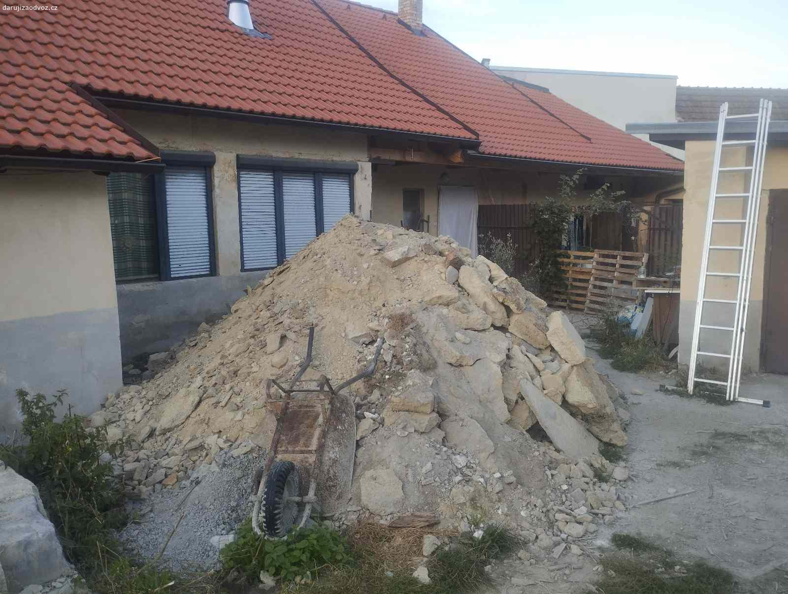 Daruji hromadu suti. Daruji za odvoz hromadu suti, cca 10kubiku, kdo by měl zájem, pište na přiložený email.