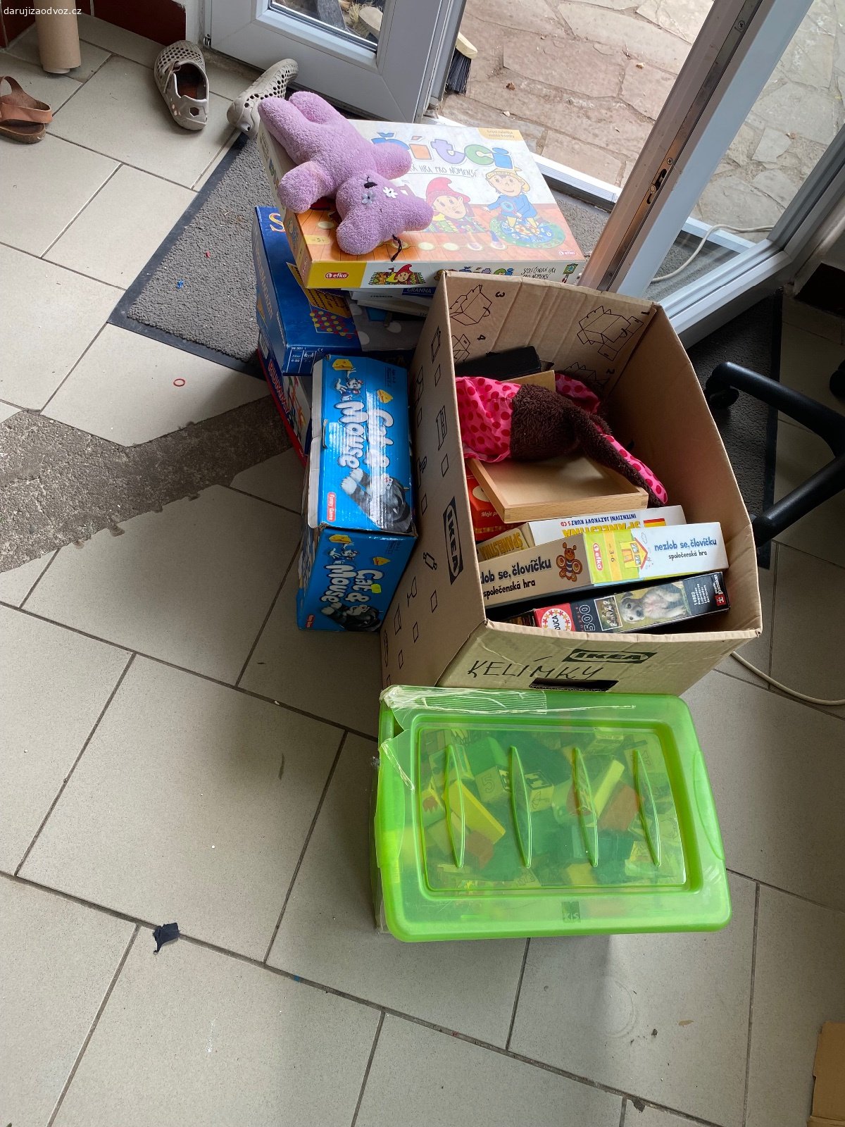 Daruji hry a hračky. Daruji hry a hračky. Nevim, zda je vše kompletní. Je to hodně hrané.