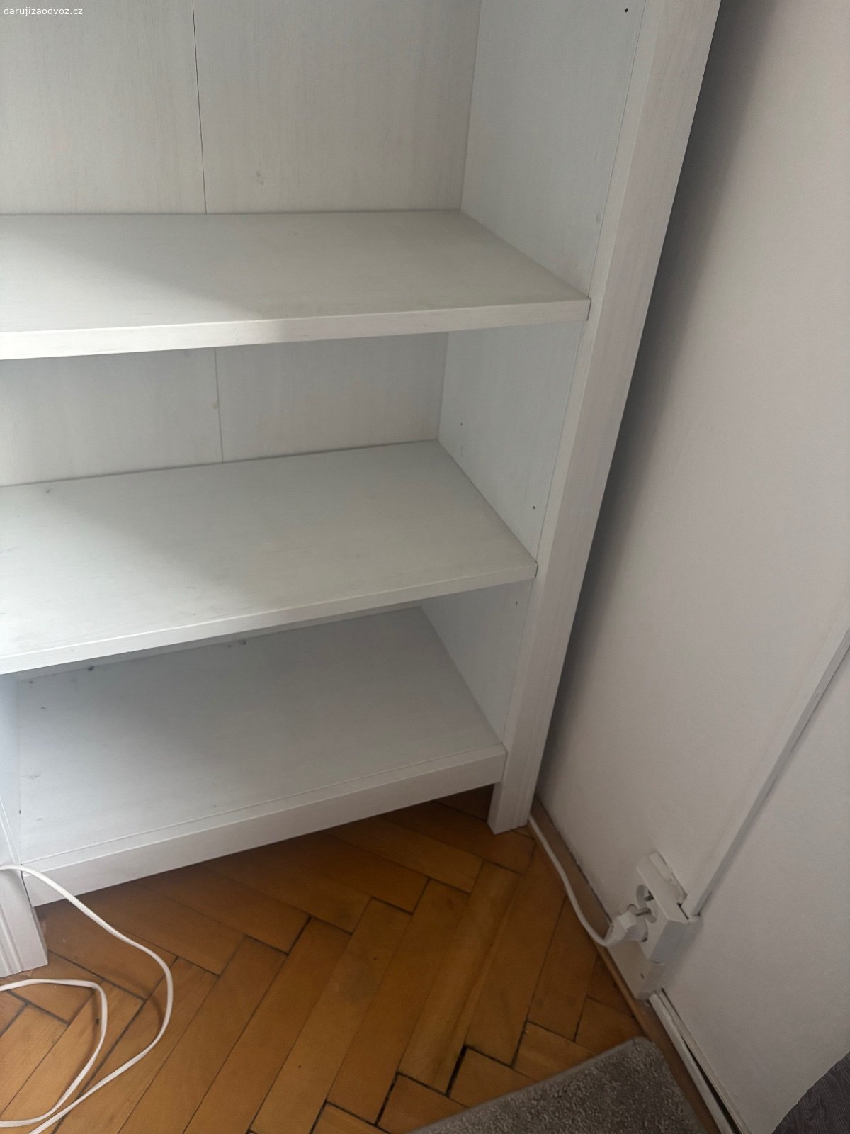 Daruji IKEA knihovnu. Knihovnu jsem měla několik let, ale je pořád v decentním stavu
Daruji takto, nerozebranou (pouze některé police u kterých to jde vyndám)
Výška-  190 cm, šířka- 65 cm, hloubka- 29 cm