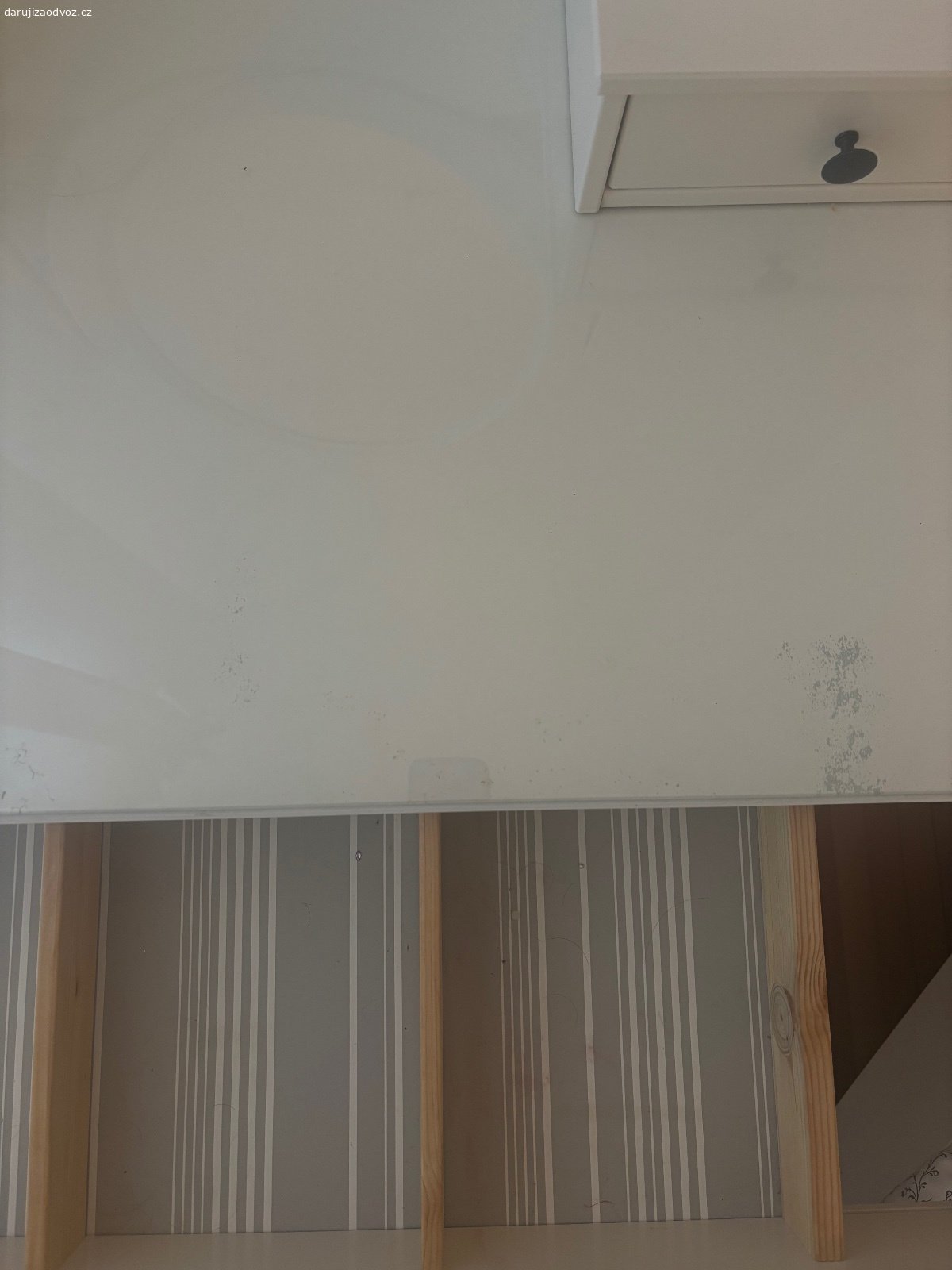 Daruji IKEA makeup stolek se stoličkou. - mám ho pár let takže jsou na něm známky opotřebování, ale je v dobrém stavu
- musí se vyčistit pod sklem, to co se tam dostalo
- prodám za odvoz přímo takhle (nebudu to rozebírát zpět na části)
- stůl: délka- 100 cm, šířka- 50 cm, výška i se zrcadlem: 155 cm