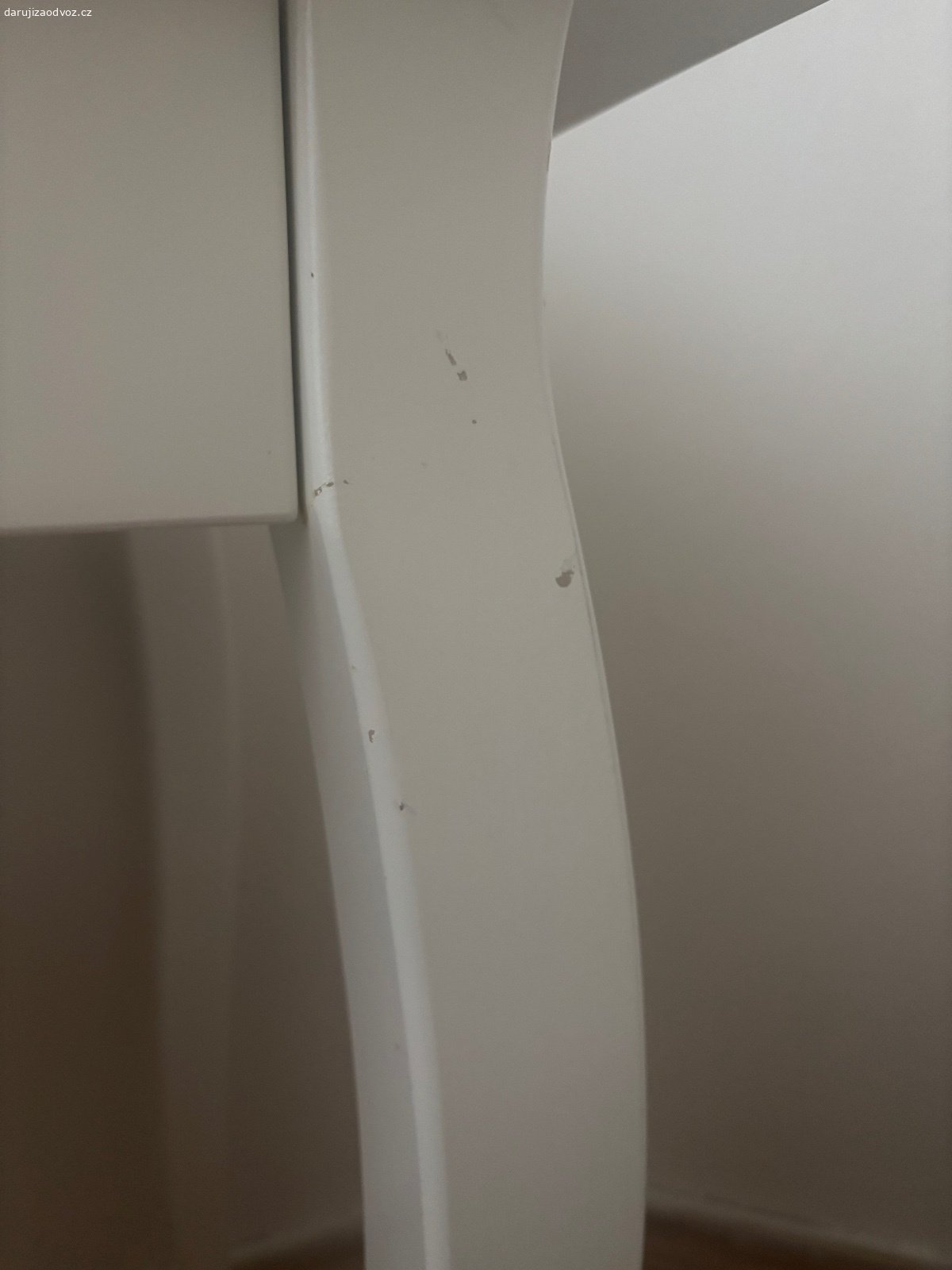 Daruji IKEA makeup stolek se stoličkou. - mám ho pár let takže jsou na něm známky opotřebování, ale je v dobrém stavu
- musí se vyčistit pod sklem, to co se tam dostalo
- prodám za odvoz přímo takhle (nebudu to rozebírát zpět na části)
- stůl: délka- 100 cm, šířka- 50 cm, výška i se zrcadlem: 155 cm