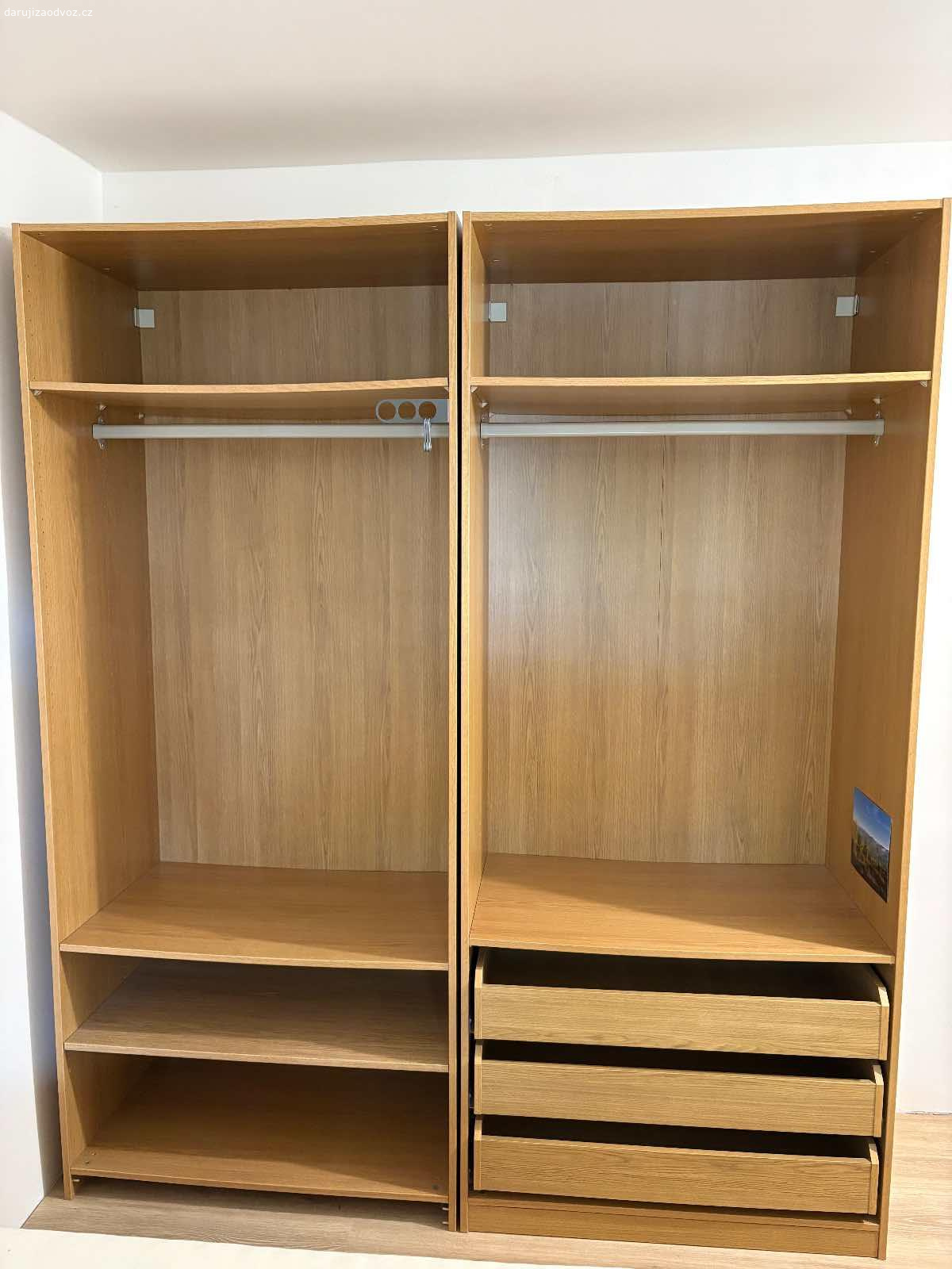 Daruji IKEA šatní skříň. Za odvoz. Ideálně odvézt do pátku 8.8 (doma jsme totiž celý den ve čtvrtek i v pátek). Pak je to o domluvě. Koupená  v roce 2013. Prosím volejte, pište jen opravdový zájemci.