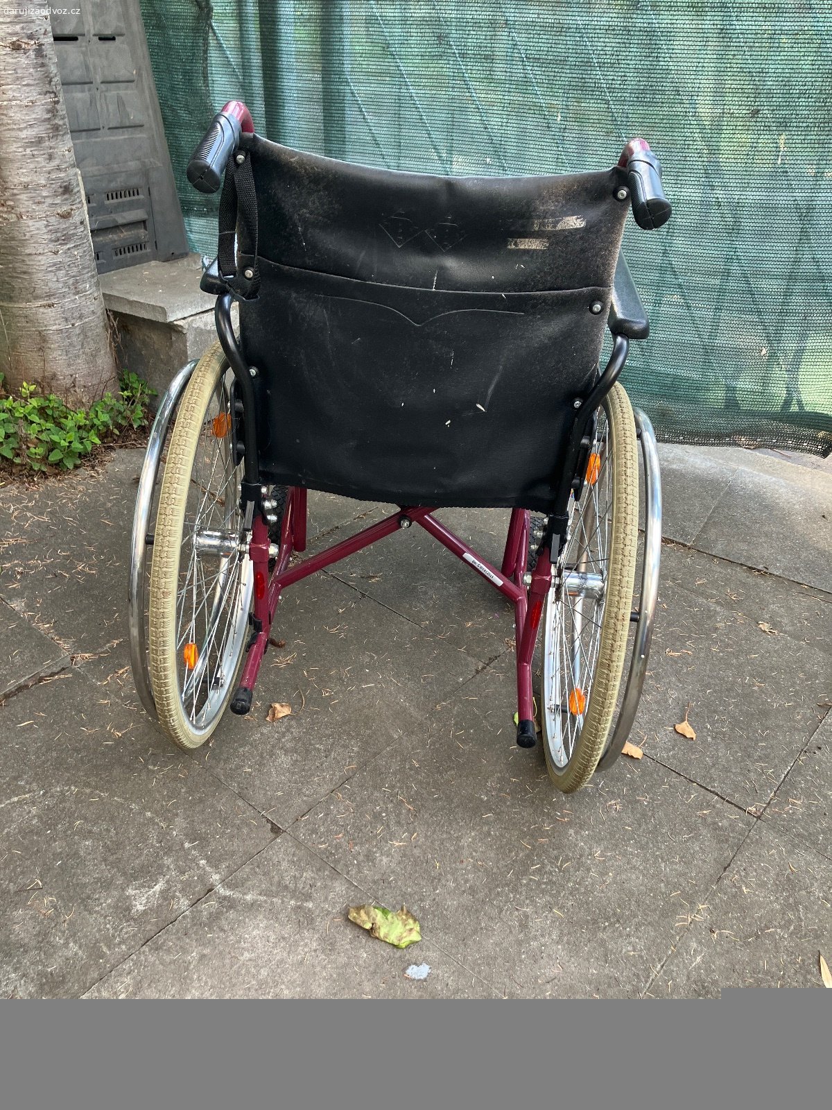 Daruji invalidní vozík. Odřená koženka, chybí držáky nohou, ale jinak funkční.
Zájemce prosím, ať rovnou píší, kdy by si mohli pro vozík přijet. Nejbližší zastávka Za horou.