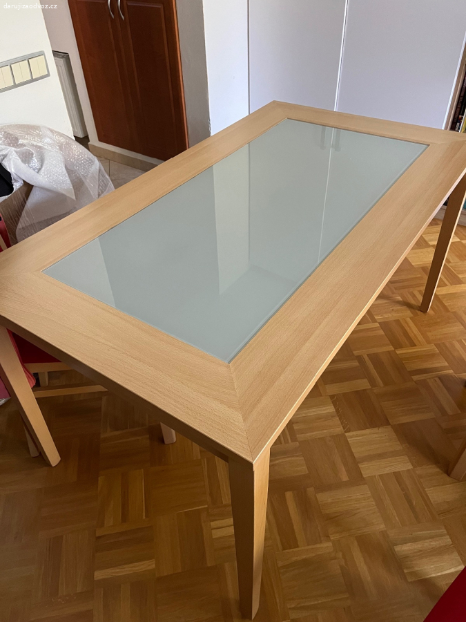 Daruji jídelní stůl