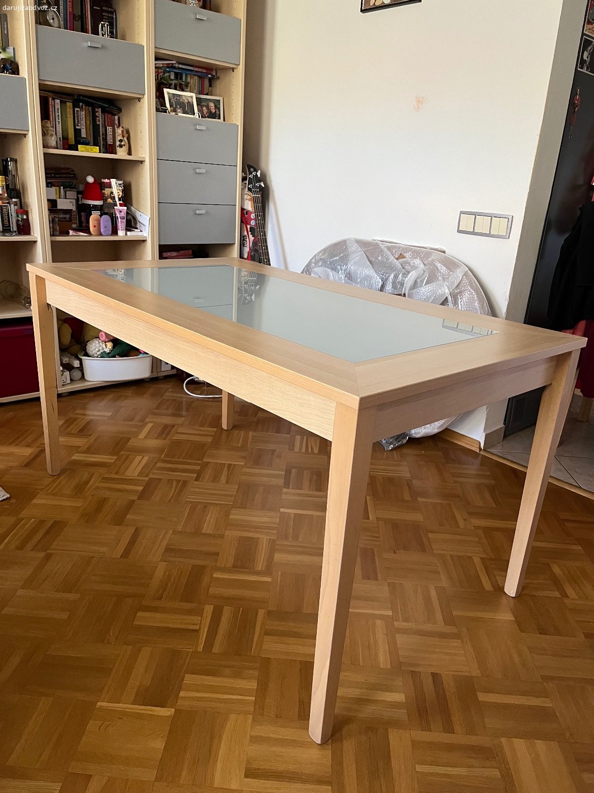 Daruji jídelní stůl. 140x80, výška 73 cm