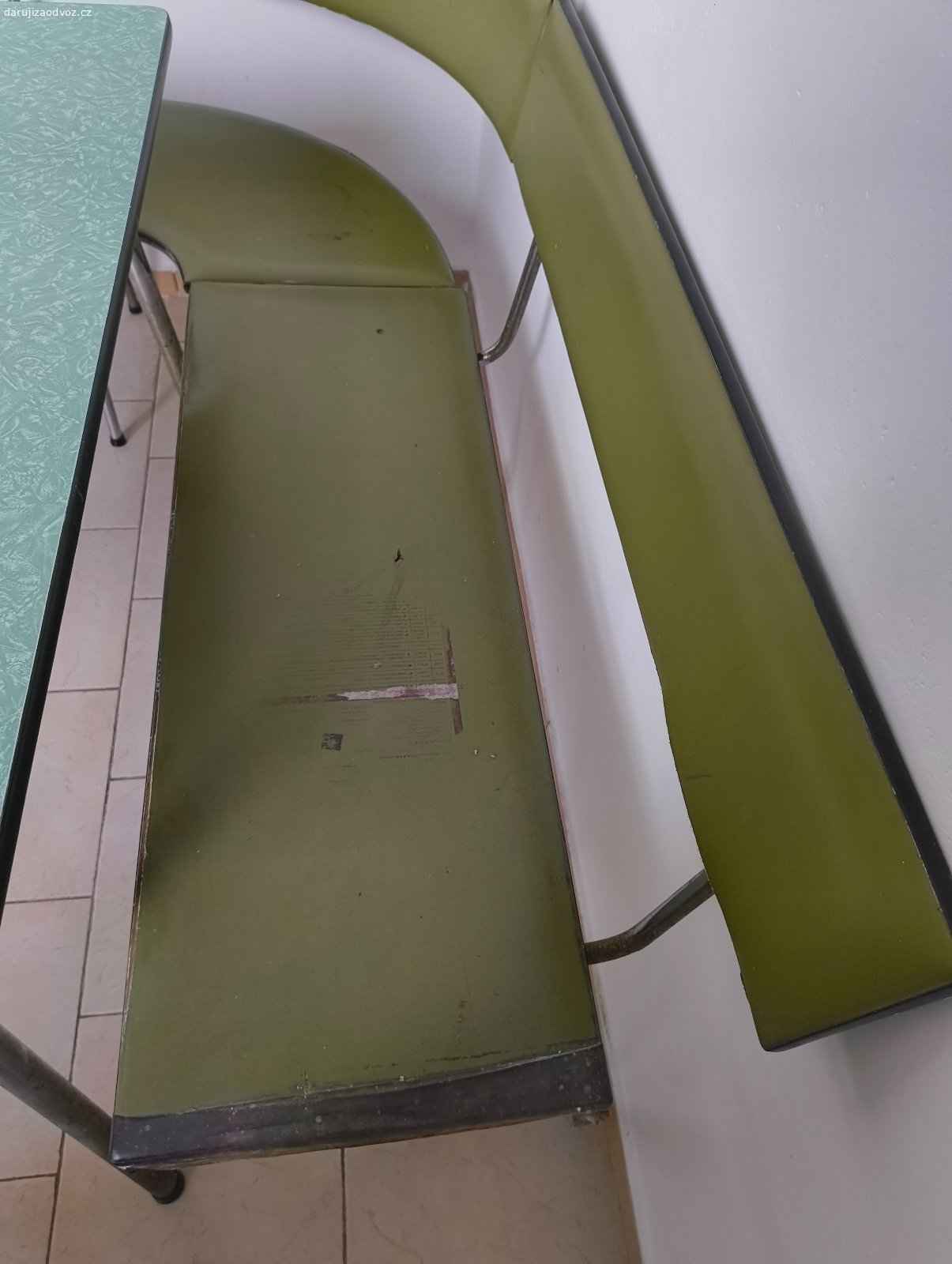 Daruji jídelní lavici. Daruji jídelní lavici, stůl a dvě zelené židle. Vše starší stav. Jedna židle je oblepená, druha mírně prasklá sedací část.
Za odvoz.