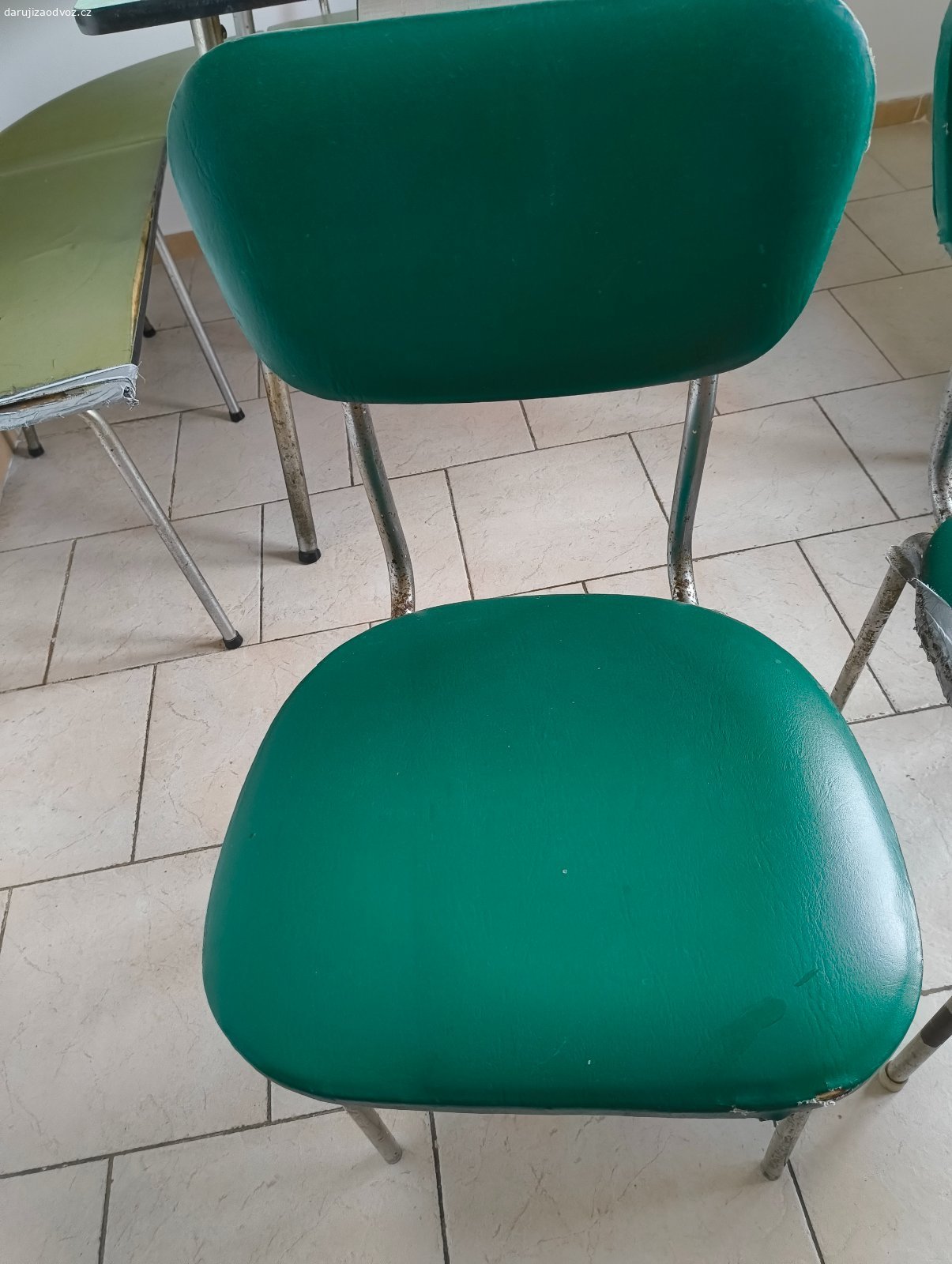 Daruji jídelní lavici. Daruji jídelní lavici, stůl a dvě zelené židle. Vše starší stav. Jedna židle je oblepená, druha mírně prasklá sedací část.
Za odvoz.