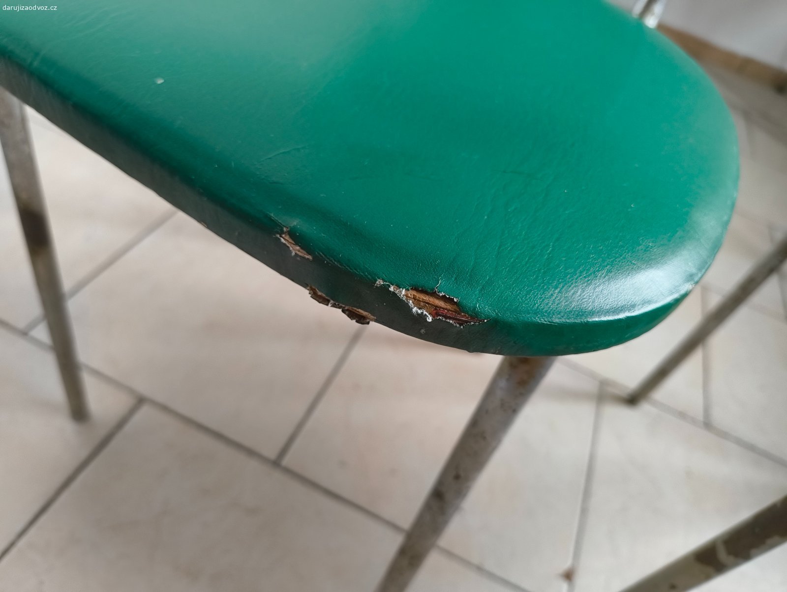 Daruji jídelní lavici. Daruji jídelní lavici, stůl a dvě zelené židle. Vše starší stav. Jedna židle je oblepená, druha mírně prasklá sedací část.
Za odvoz.