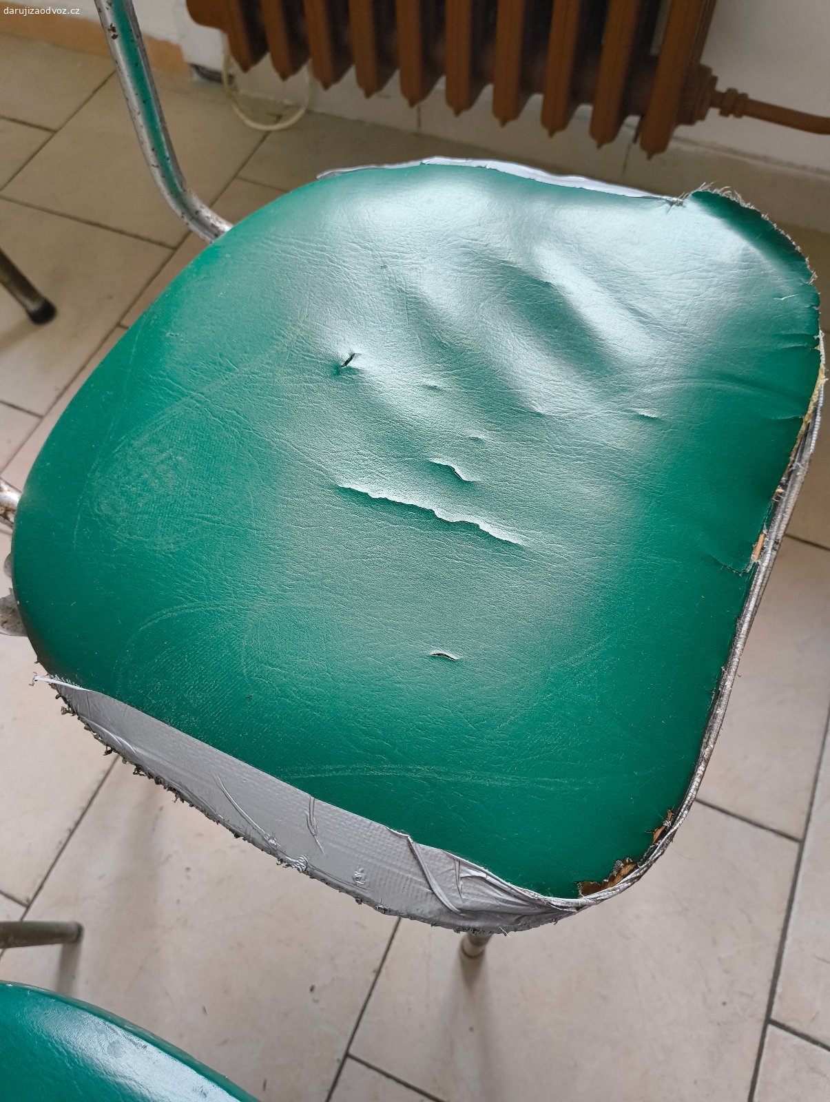 Daruji jídelní lavici. Daruji jídelní lavici, stůl a dvě zelené židle. Vše starší stav. Jedna židle je oblepená, druha mírně prasklá sedací část.
Za odvoz.