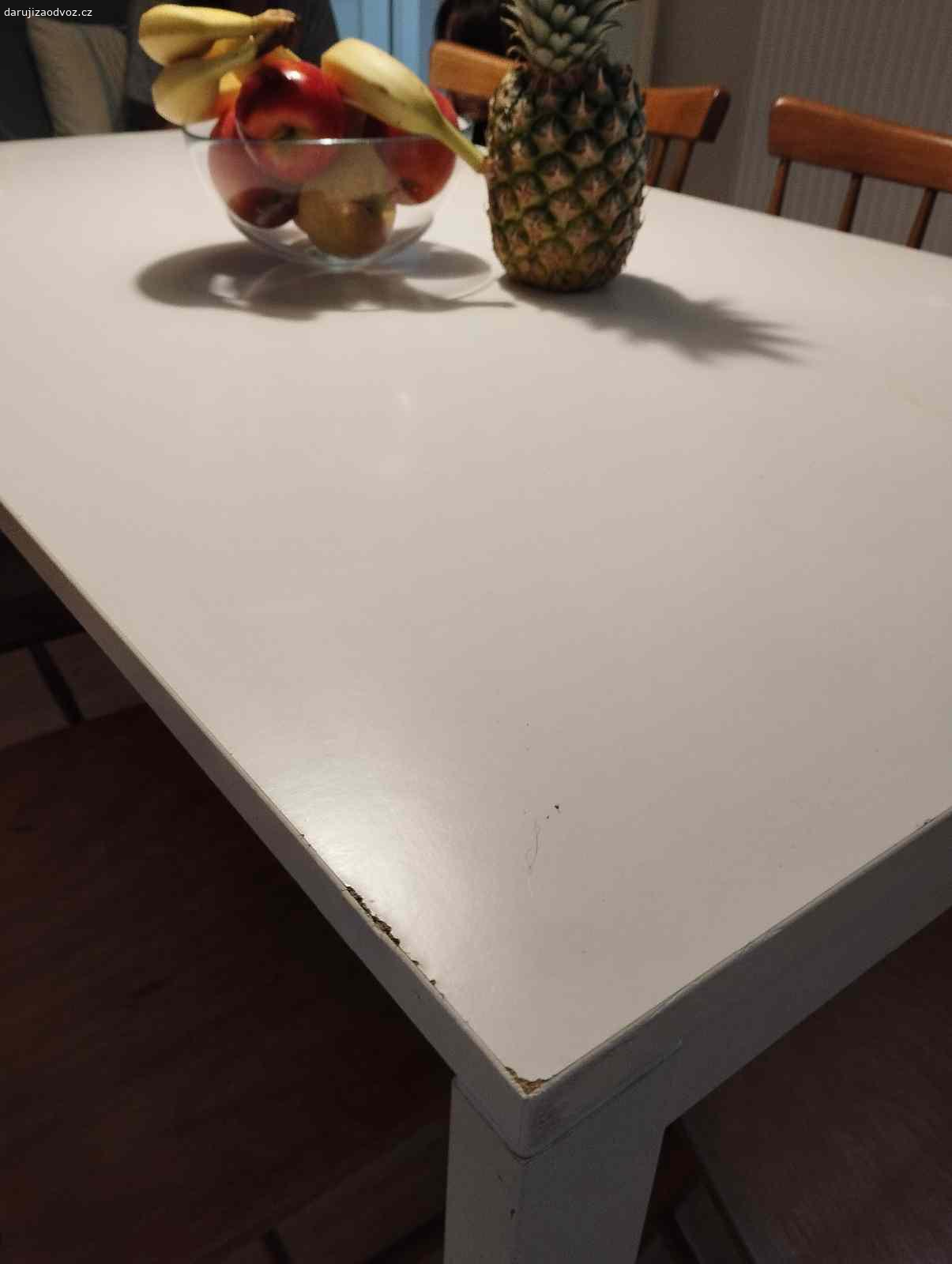 Daruji jídelní stůl. Daruji jídelní stůl. Bílý, používaný, na povrchu mírně poškozený, ale funkční. Rozměr desky 125x75cm, výška 75cm. Nohy lze odšroubovat.
Inzerát č. 224298