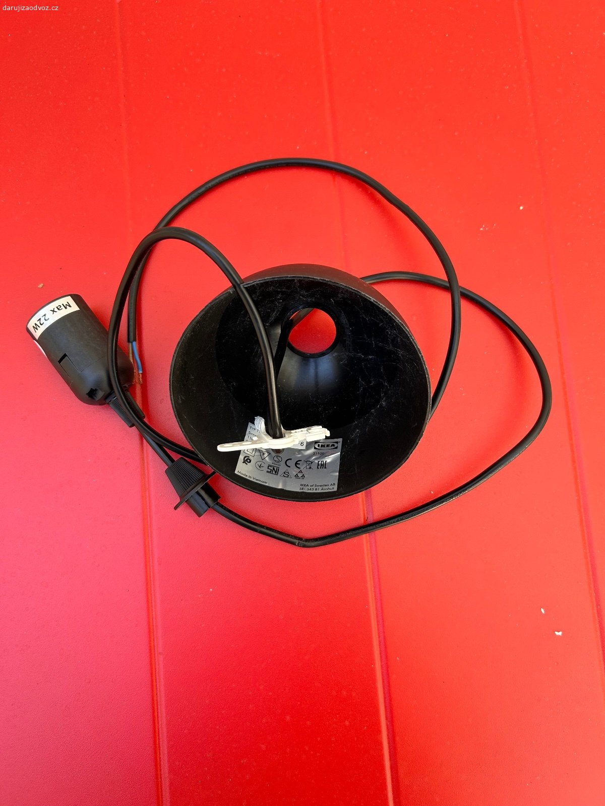 Daruji kabel a objimku na zavesne svitidlo. Daruji starsi kabel s objimkou na zavesne svitidlo (dnesni HAVSDJUP z IKEA). Na jedne stranehrane kryci casti je “vykroj” na napojujici kabel. Pouze osobni predani.