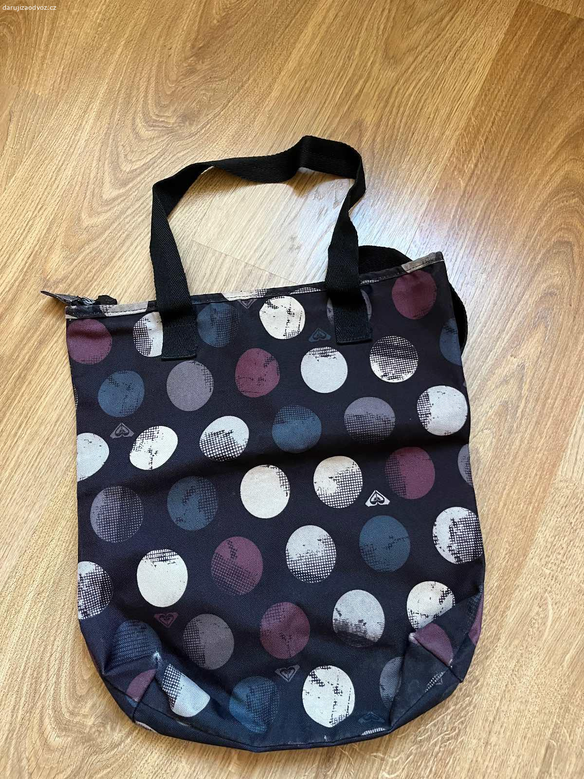 Daruji kabelku přes rameno Roxy. Daruji za poštovné dámskou tašku přes rameno Roxy. Perfektní stav. Posílám po předchozí dohodě přes zasilkovnu.